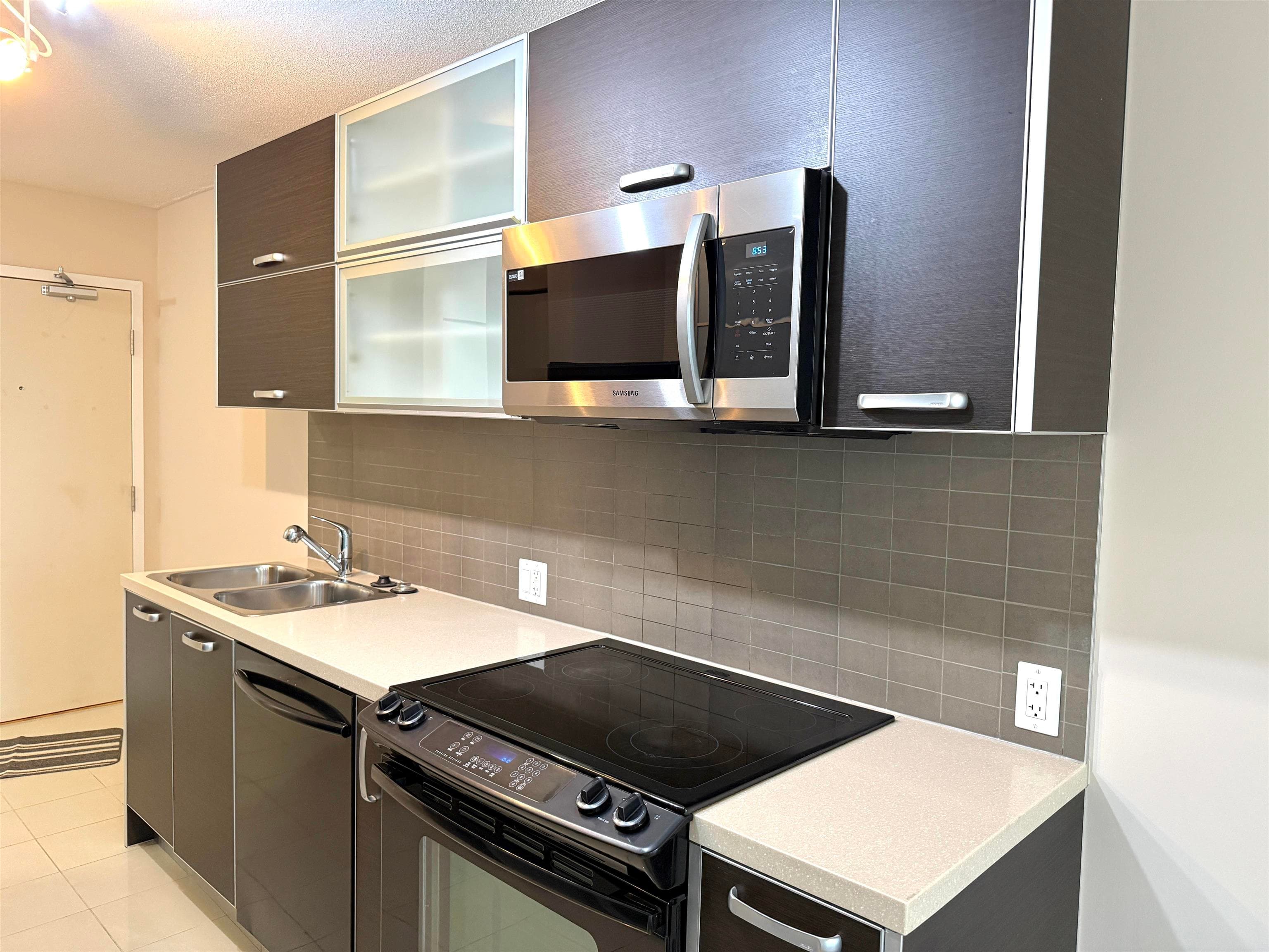 1105 - 9981 Whalley Boulevard, Surrey, V3T 0G6 — photo 4