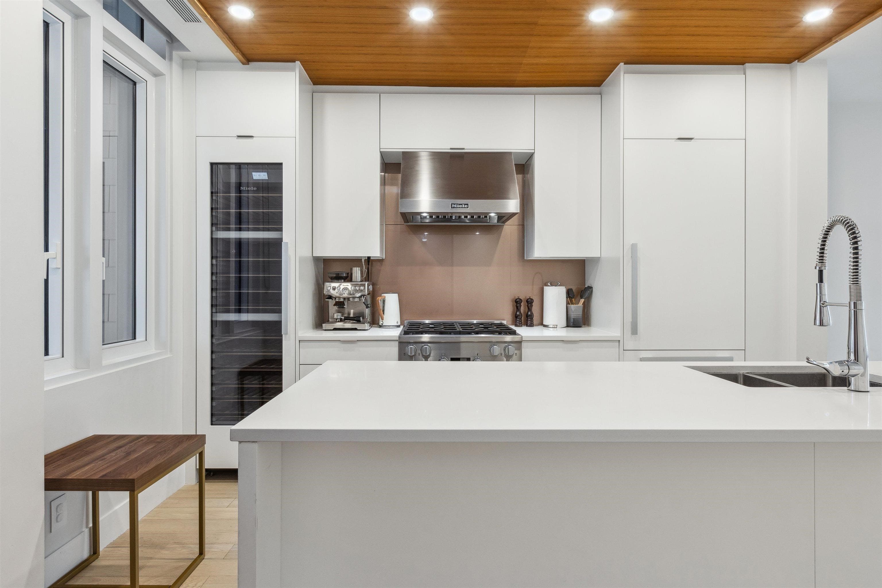 202 - 6691 Nelson Avenue, West Vancouver