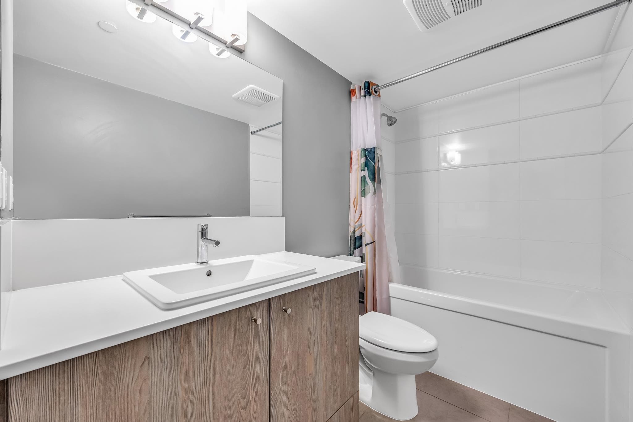206 - 2525 Clarke Street, Port Moody, V3H 0J3 — photo 2