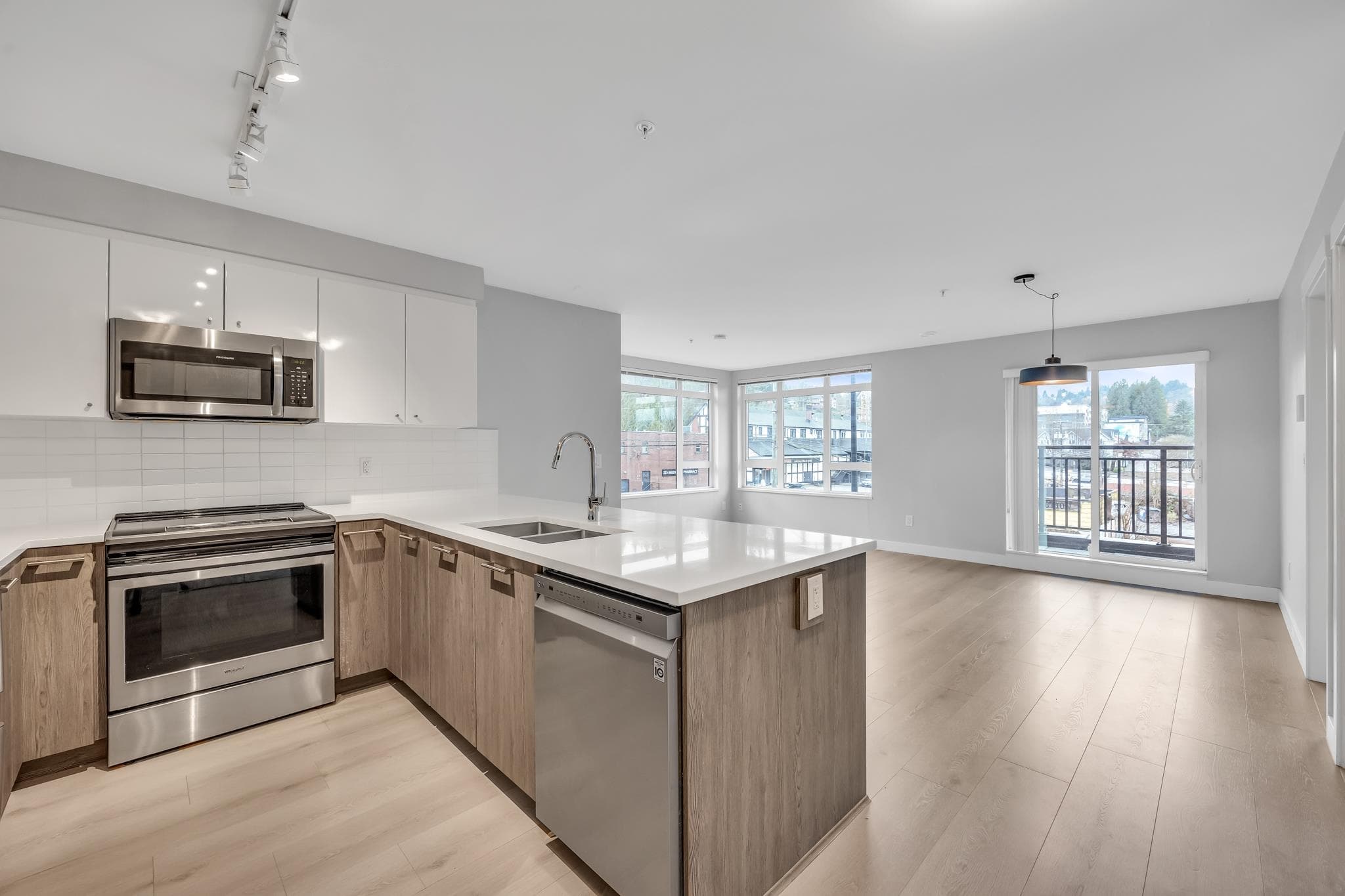 206 - 2525 Clarke Street, Port Moody, V3H 0J3 — photo 3