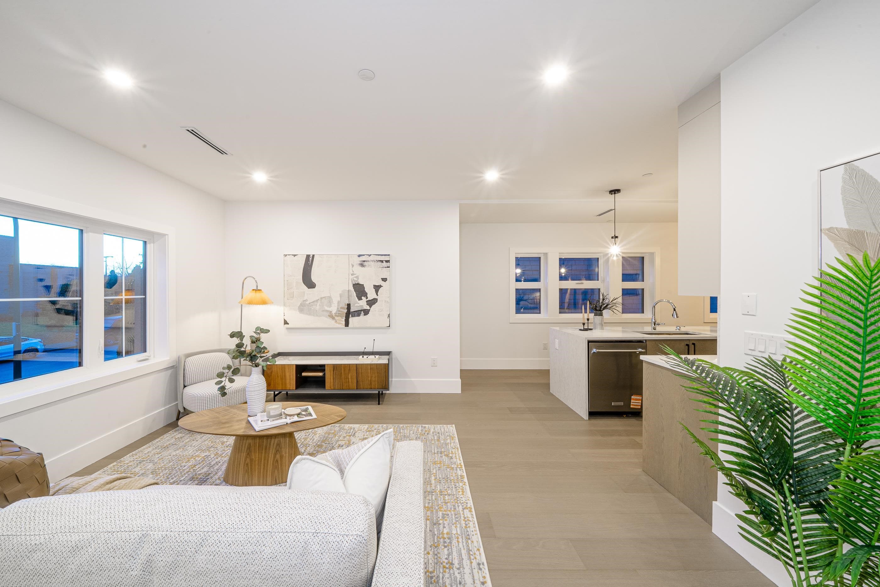 2735 W 8th Avenue, Vancouver, V6K 2B7 — photo 2