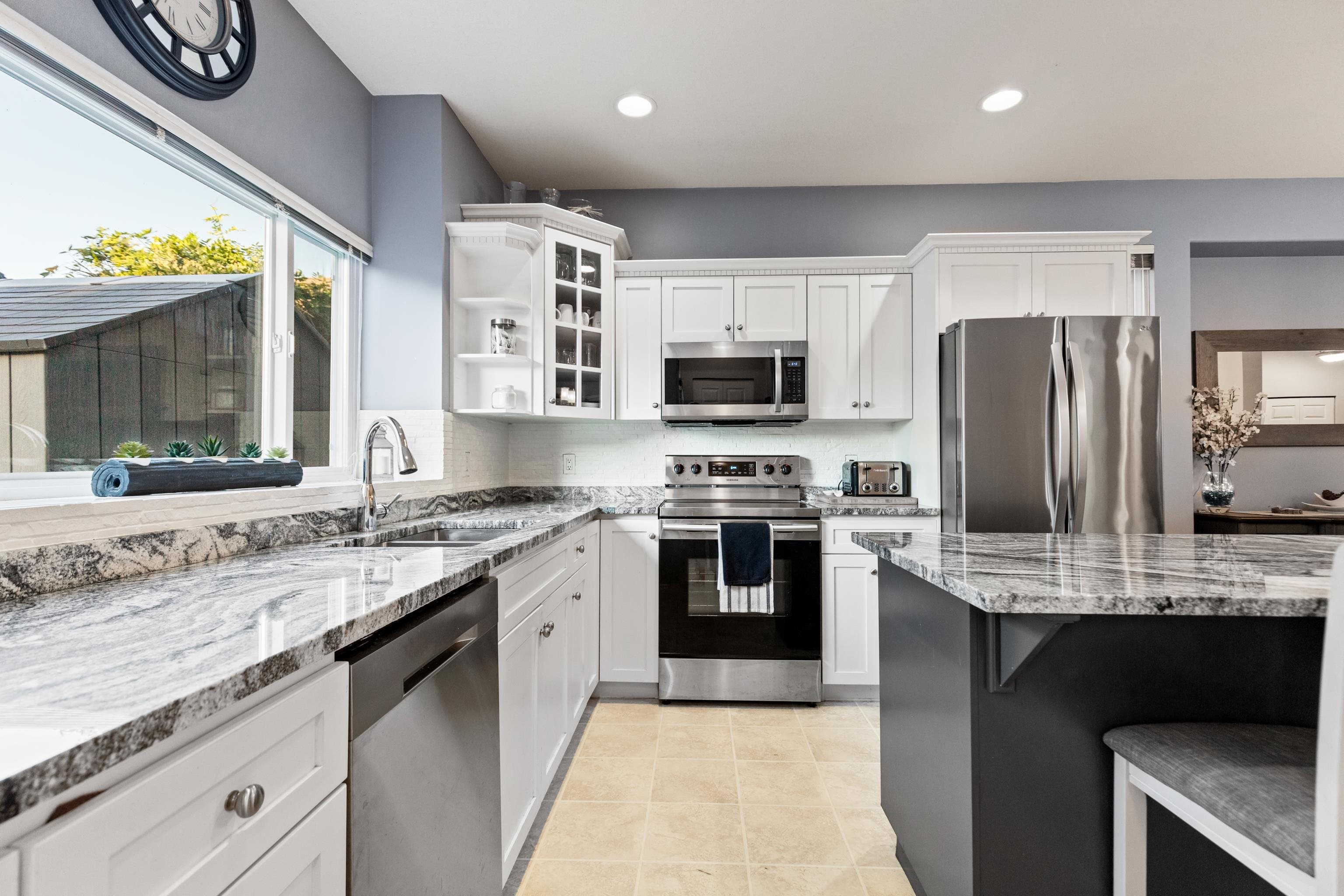 24107 102 Avenue, Maple Ridge, V2W 2A2 — photo 1