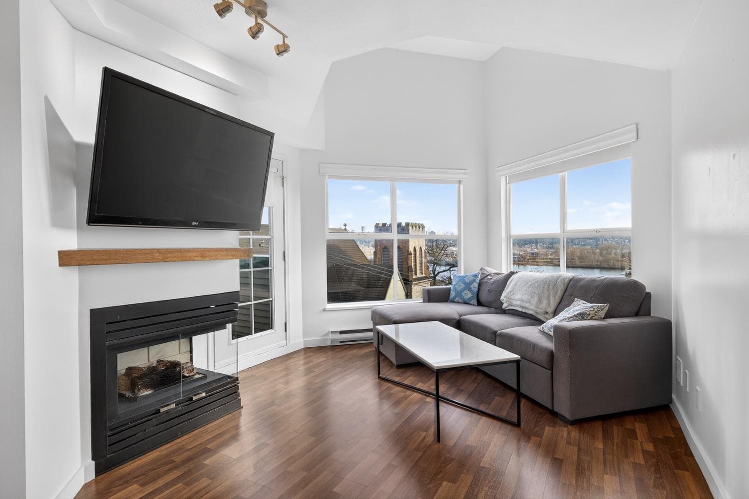 401 - 509 Carnarvon Street, New Westminster, V3L 5S4 — photo 1