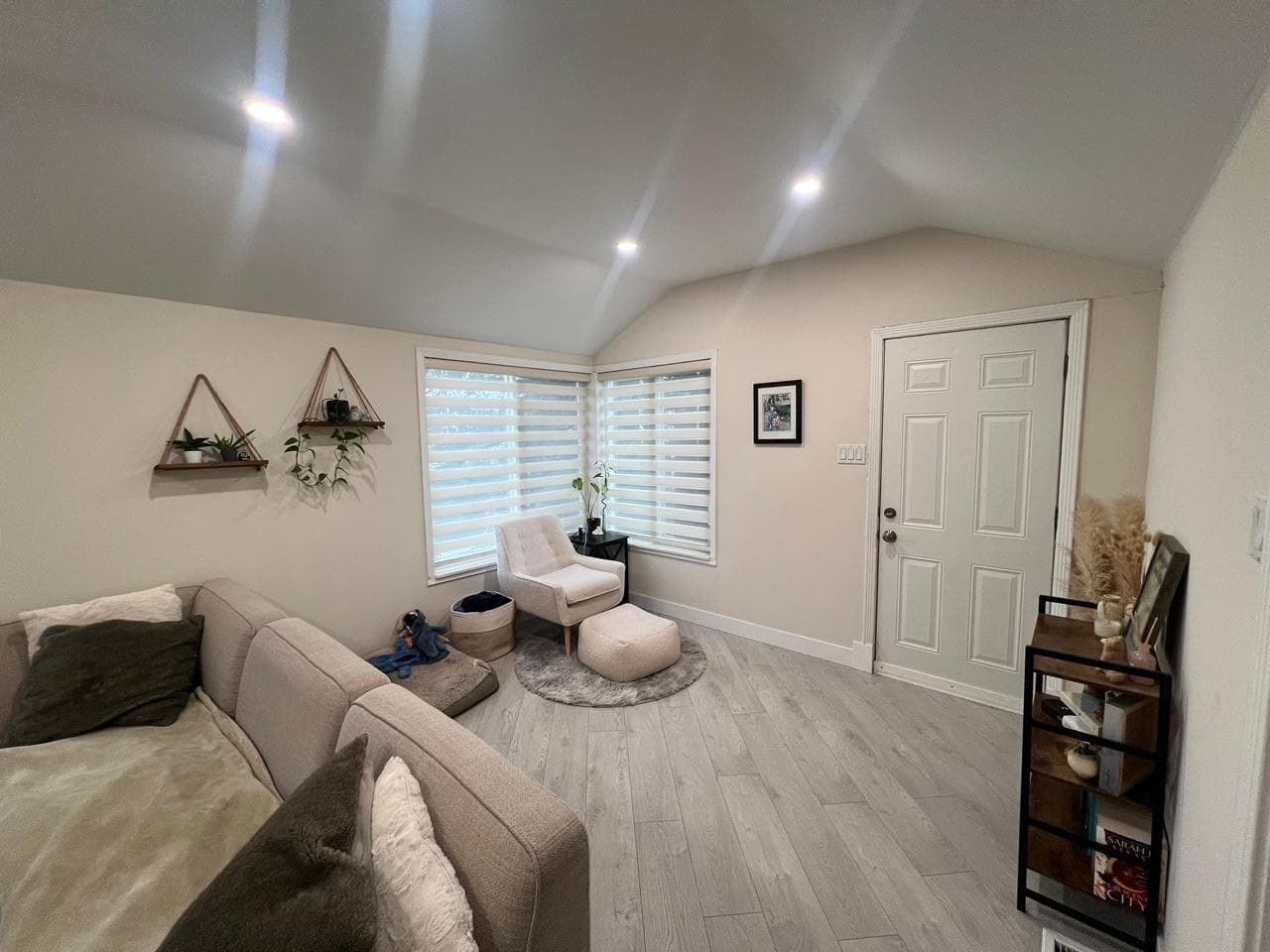 560 Springer Avenue, Burnaby, V5B 3K7 — photo 2