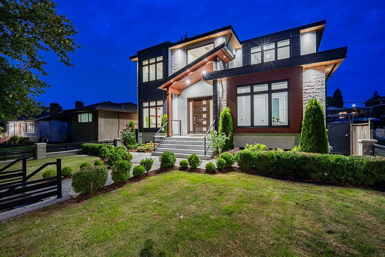 8433 10th Avenue, Burnaby, V3N 2S7 — photo 1