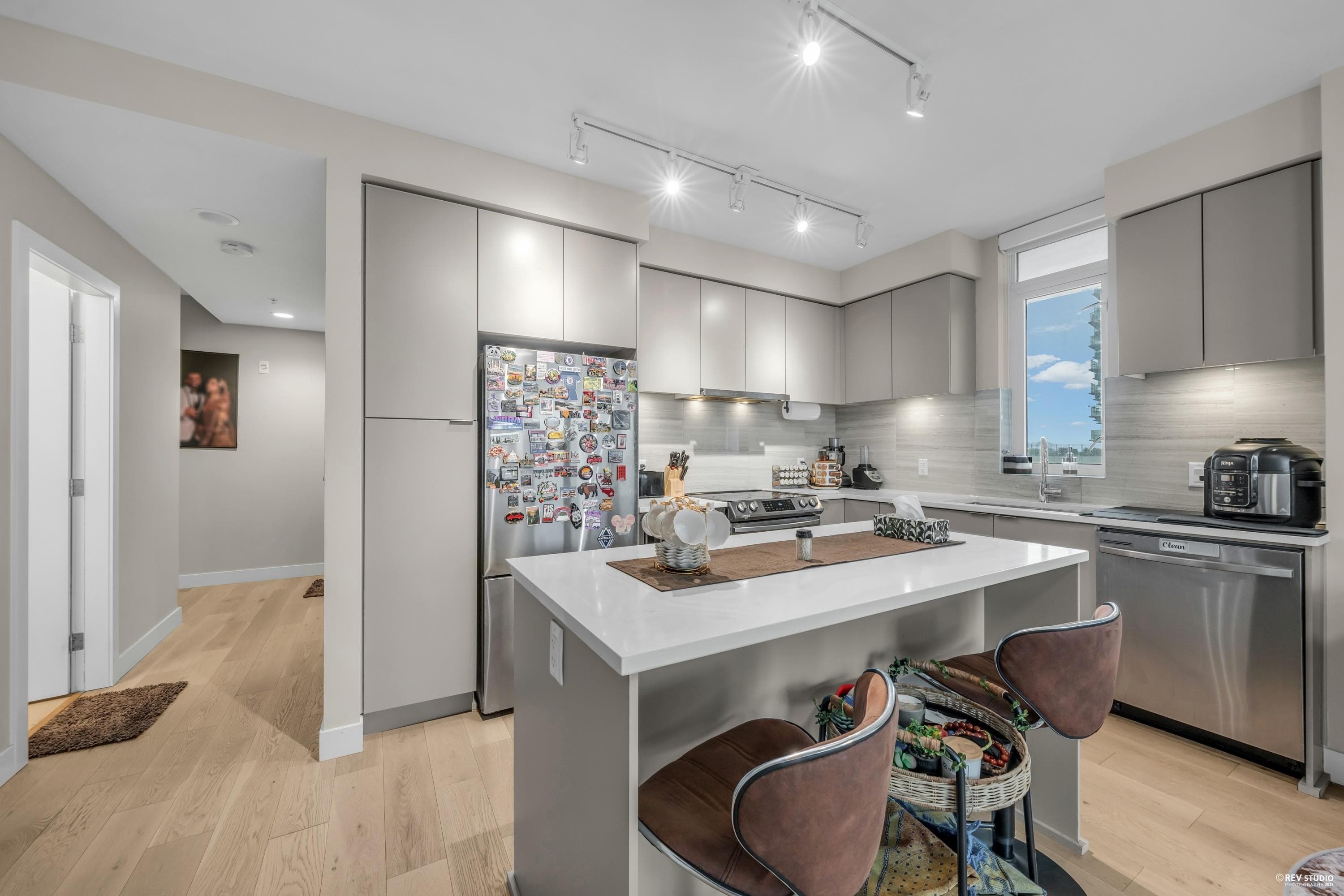 702 - 8725 University Crescent, Burnaby, V5A 4Y8 — photo 2