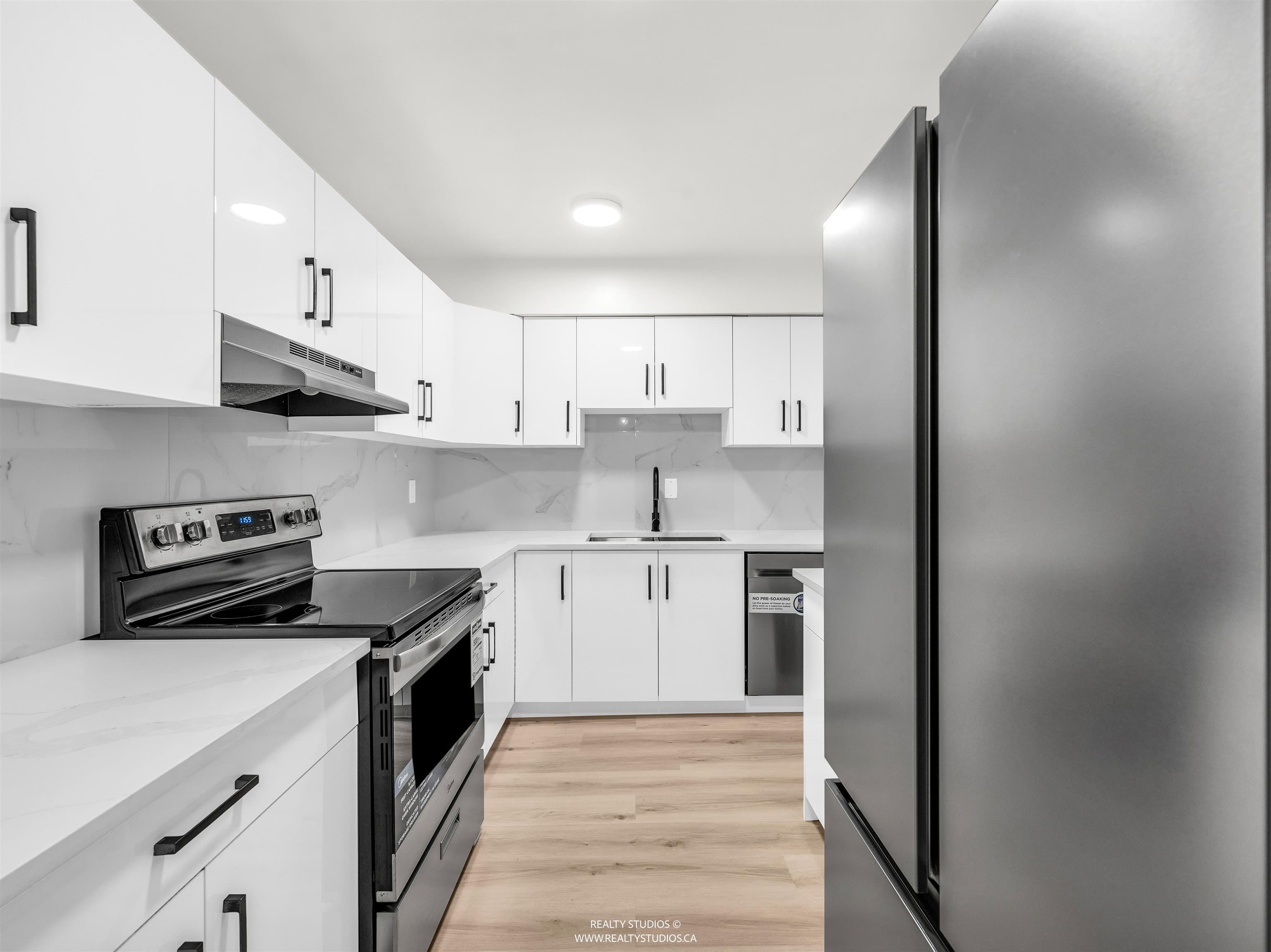 111 - 10698 151a Street, Surrey, V3R 8T5 — photo 3