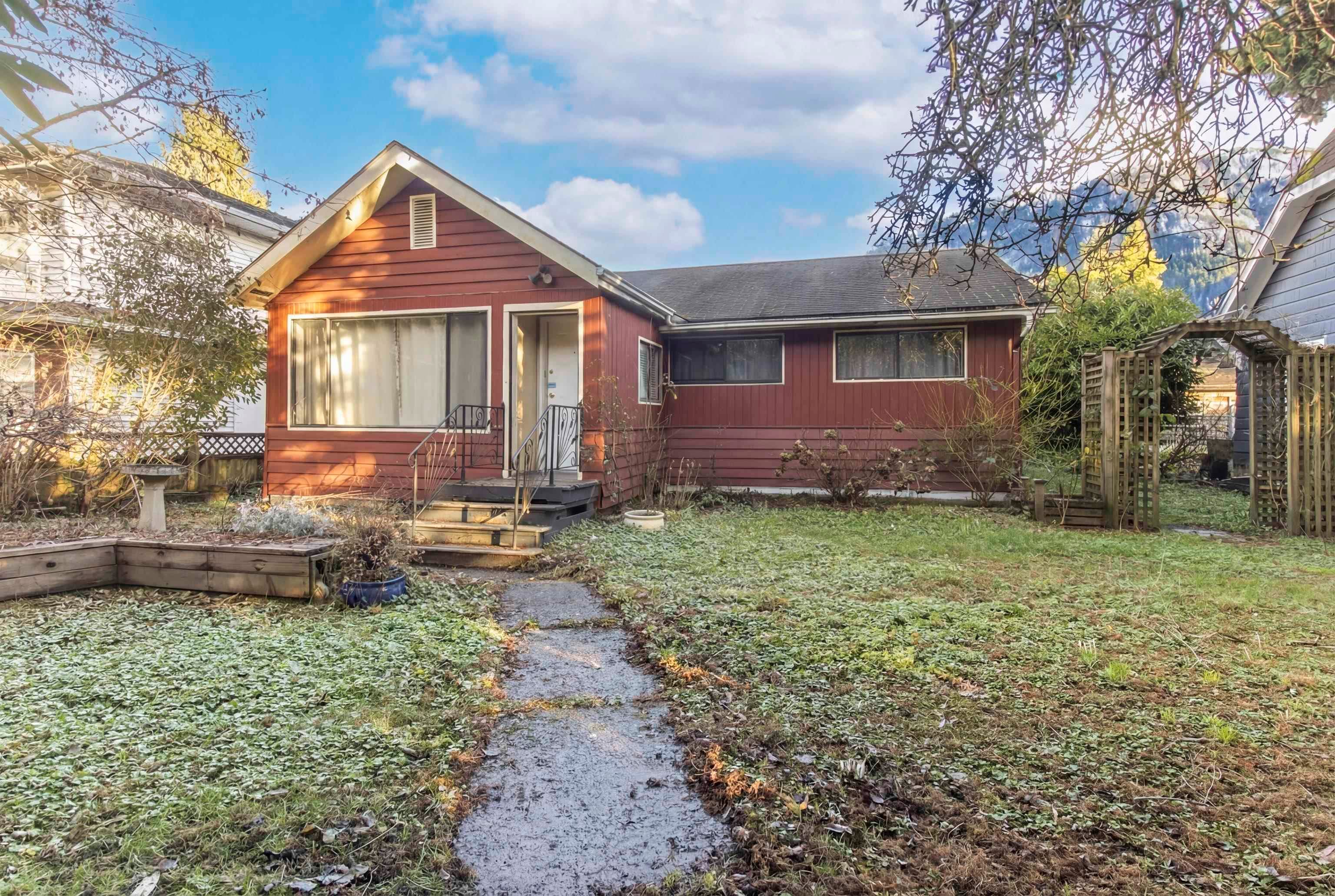 37970 Fifth Avenue, Squamish, V8P 0P7 — photo 1