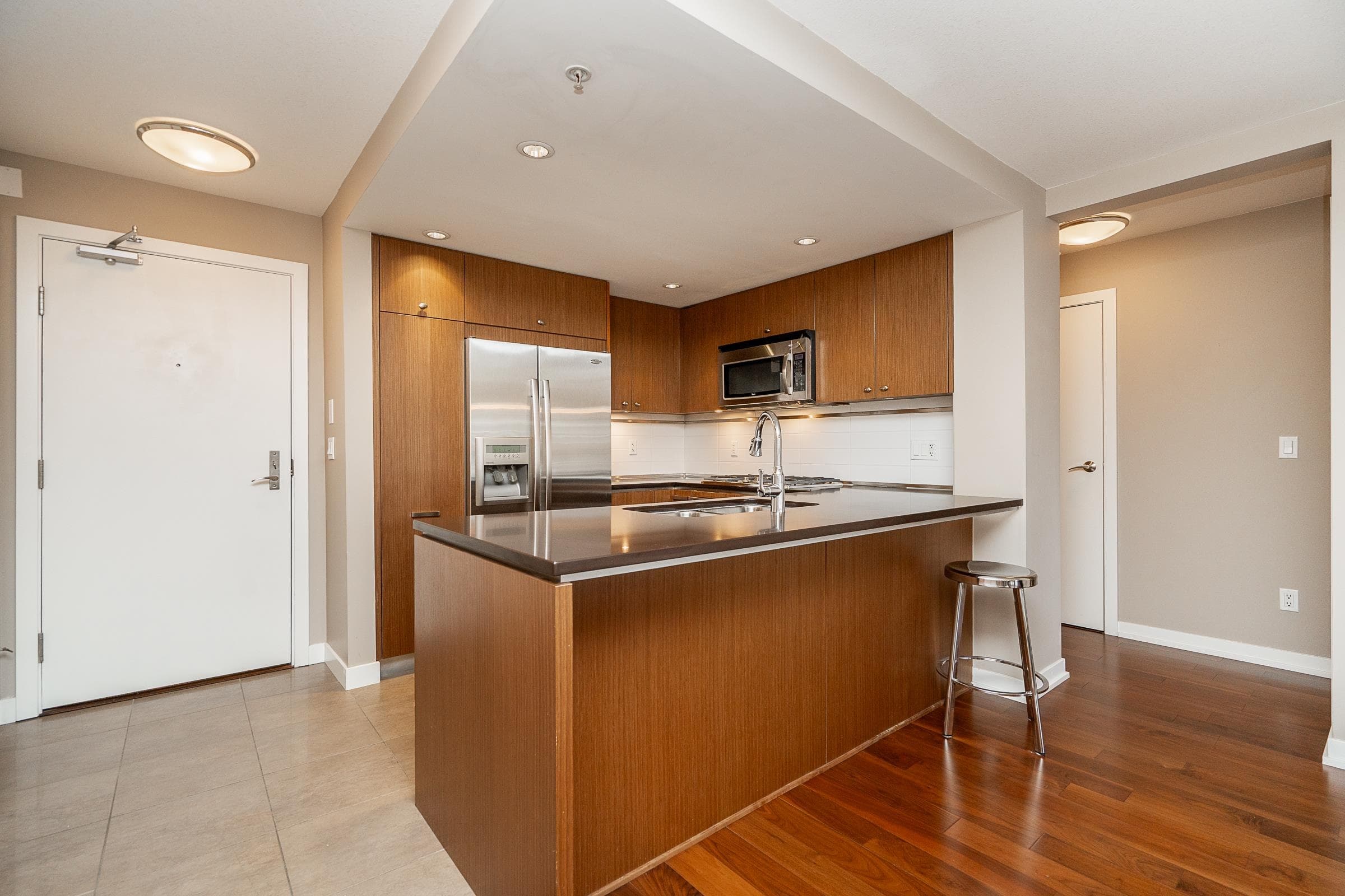 303 - 2950 King George Boulevard, Surrey, V4P 0E5 — photo 2