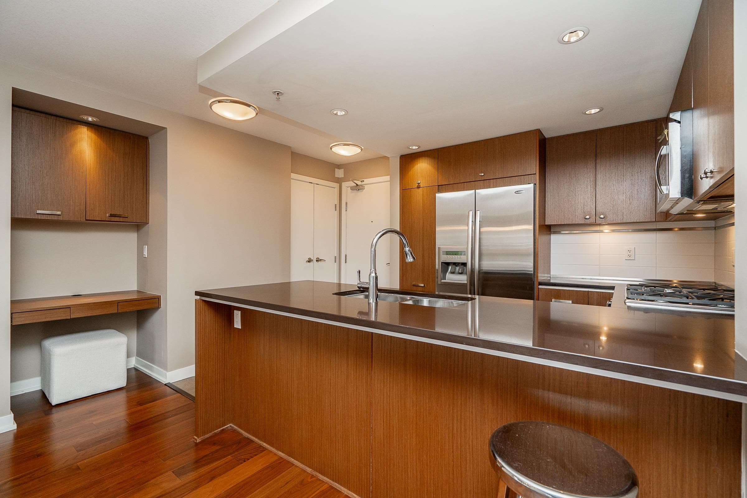 303 - 2950 King George Boulevard, Surrey, V4P 0E5 — photo 3