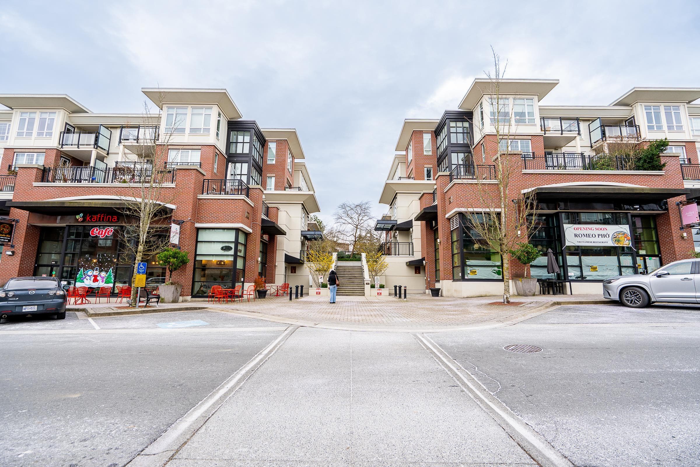 303 - 2950 King George Boulevard, Surrey, V4P 0E5 — photo 1