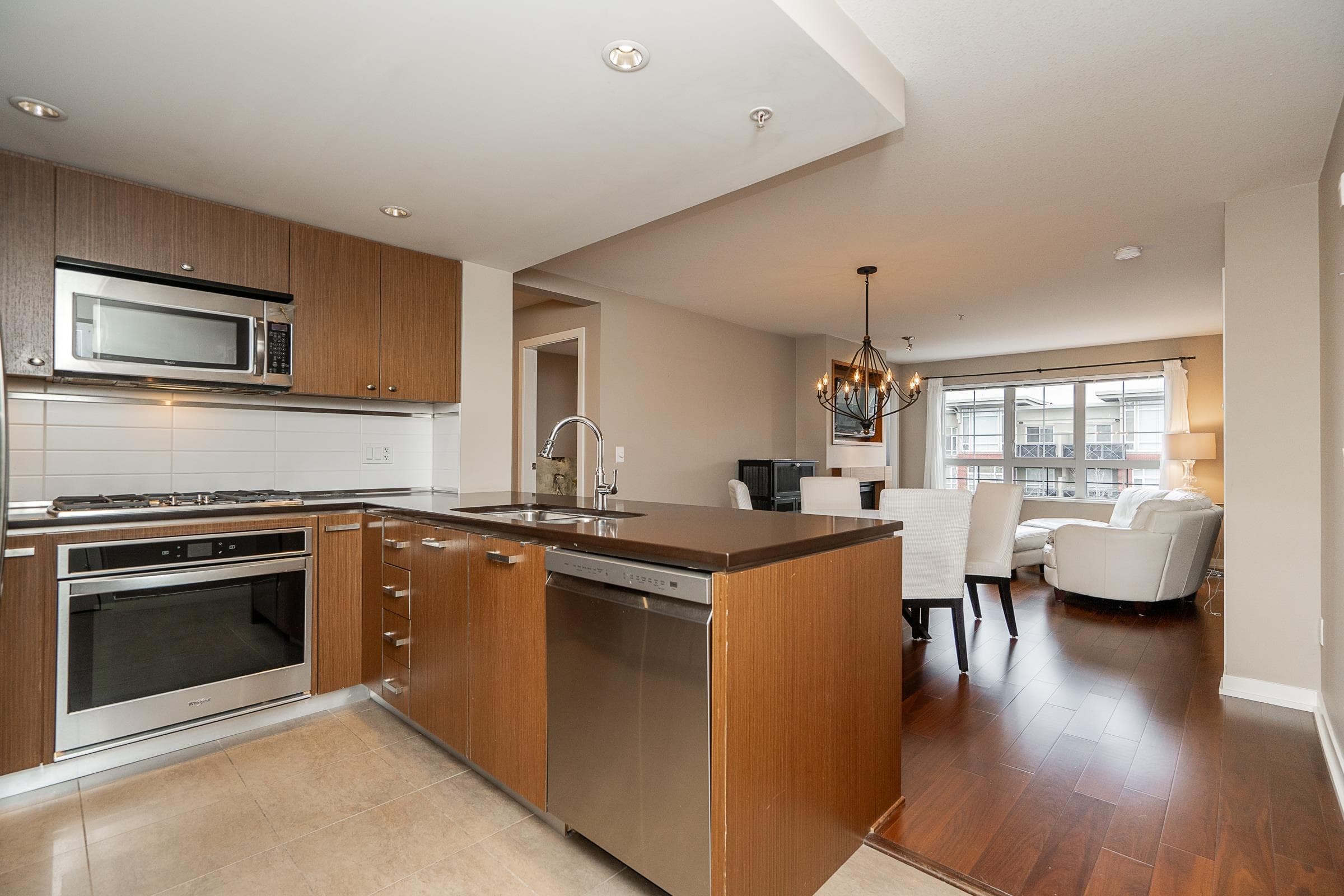 303 - 2950 King George Boulevard, Surrey, V4P 0E5 — photo 4