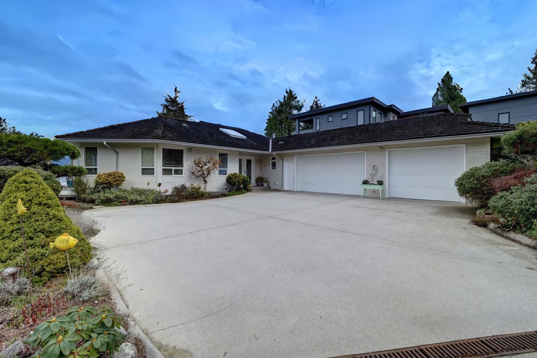 6484 N Gale Avenue, Sechelt, V7Z 0L1 — photo 2