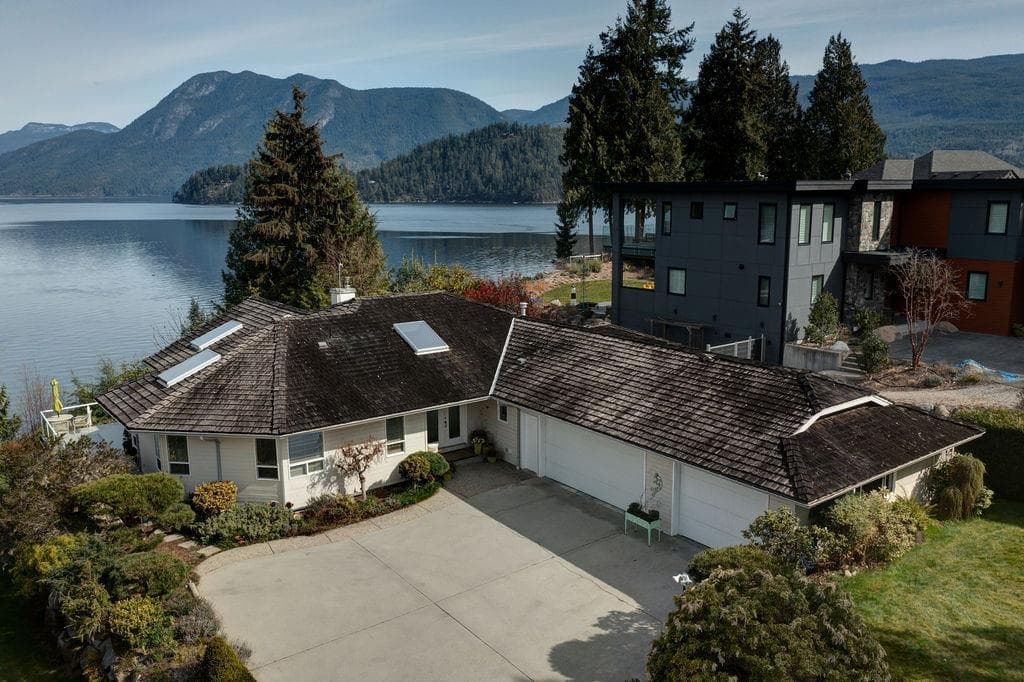 6484 N Gale Avenue, Sechelt, V7Z 0L1 — photo 1