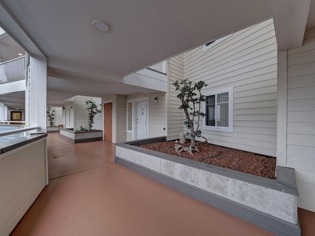 103 - 5470 Inlet Avenue, Sechelt, V7Z 0H4 — photo 2