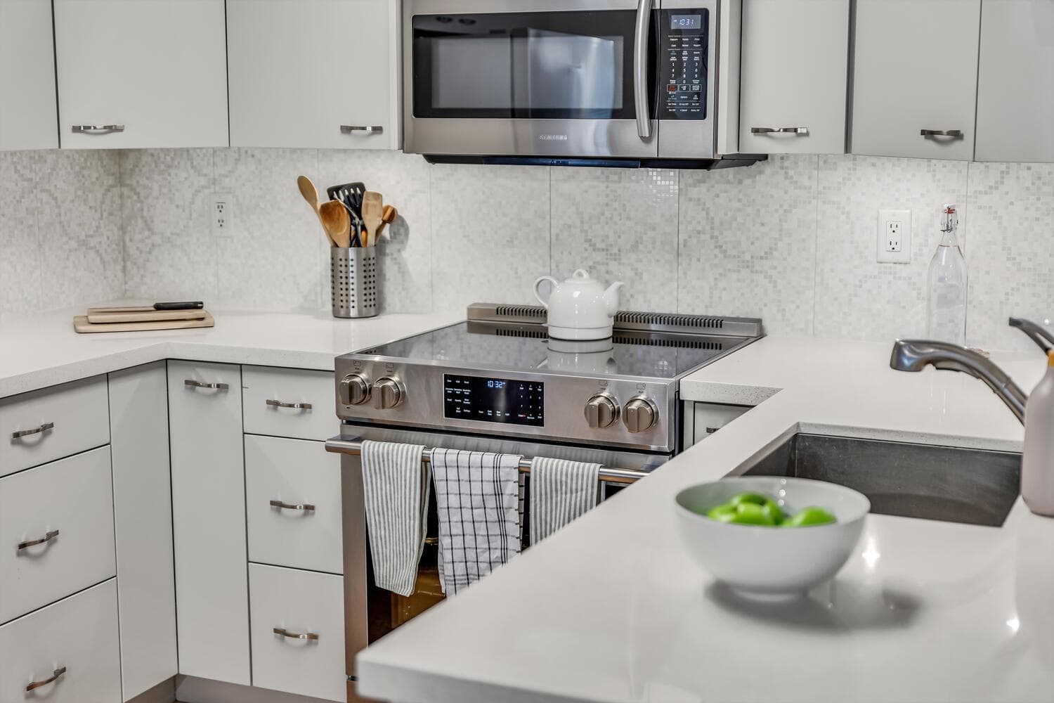 302 - 3461 Curle Avenue, Burnaby, V5G 4P4 — photo 1