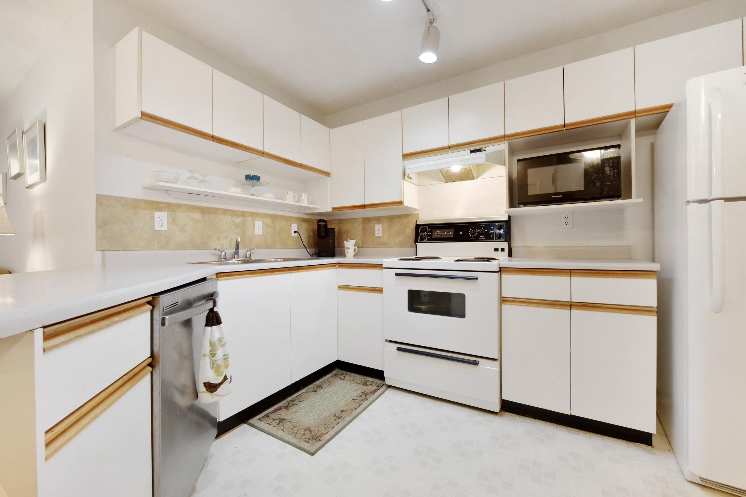 207 - 5955 177b Street, Surrey, V3S 4J7 — photo 4