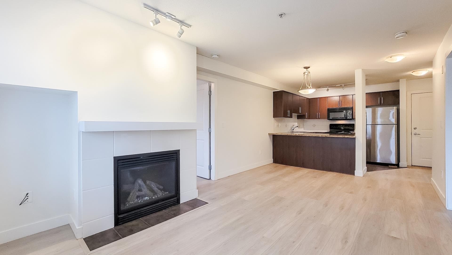 405 - 3260 St Johns Street, Port Moody, V3H 0B9 — photo 2