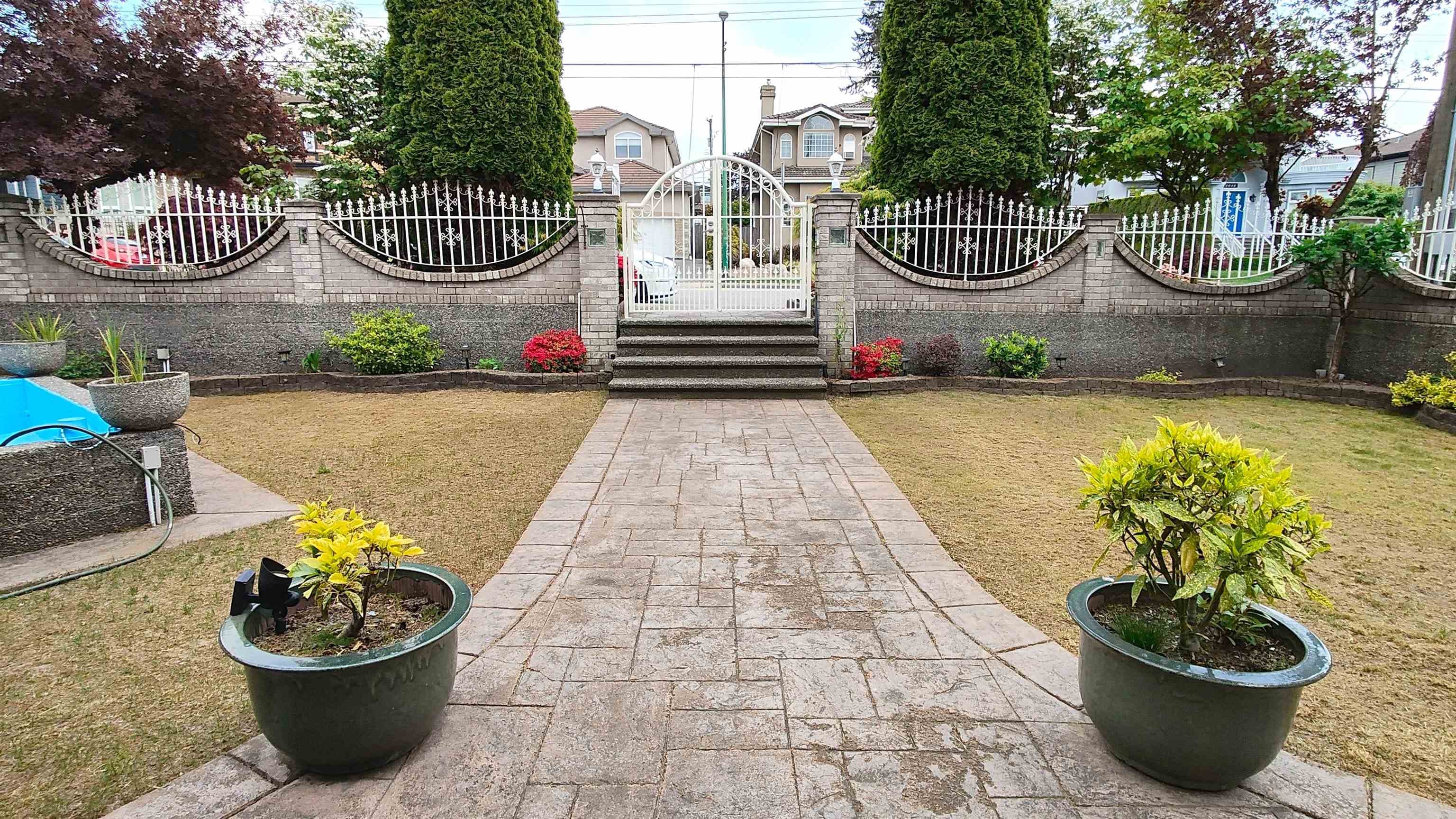 8675 Armstrong Avenue, Burnaby, V3N 2H4 — photo 4