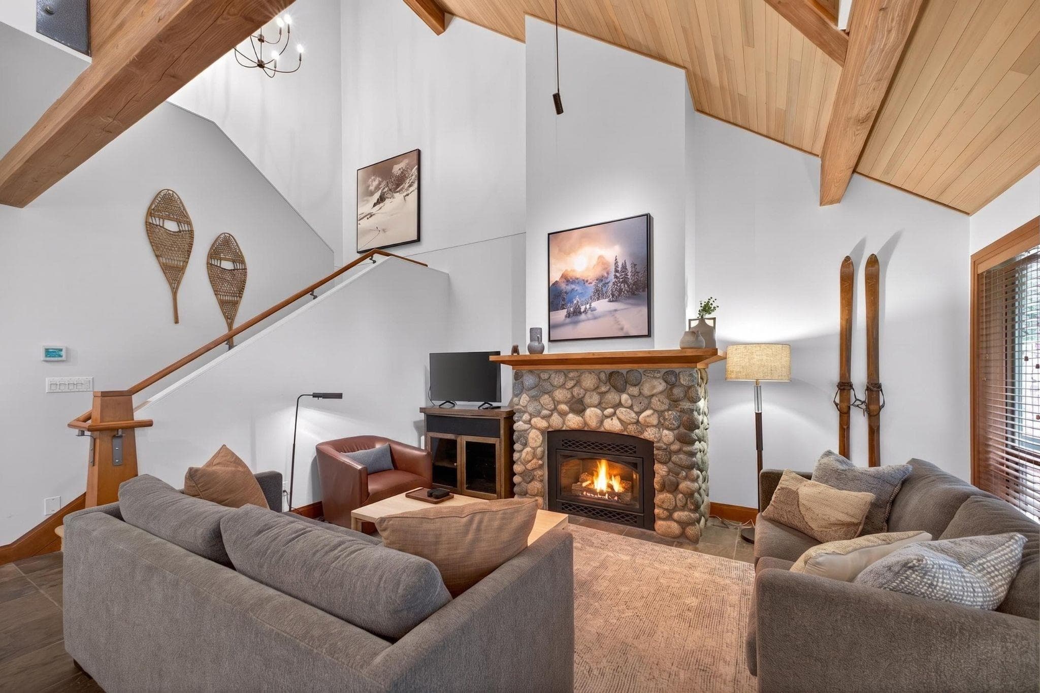 A/B - 4747 Settebello Drive, Whistler, V8E 0Z4 — photo 2