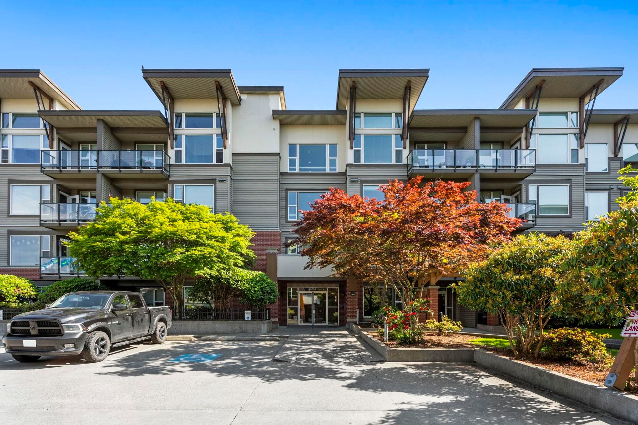 203 - 33539 Holland Avenue, Abbotsford, V2S 0C6 — photo 1