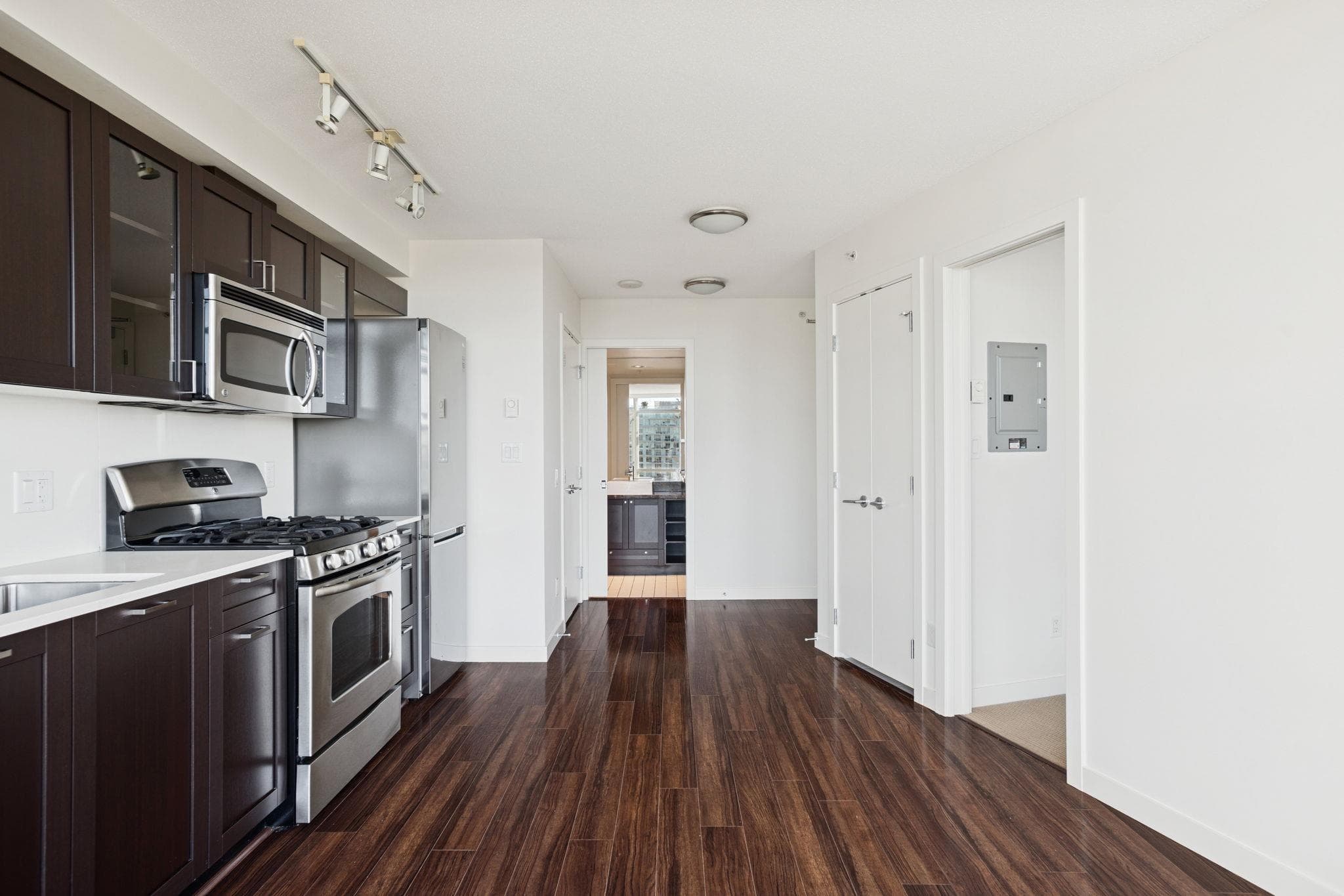1010 - 4815 Eldorado Mews, Vancouver, V5R 0B2 — photo 2