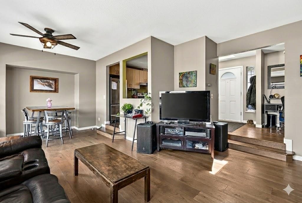 5796 Trail Avenue, Sechelt, V7Z 0L8 — photo 2