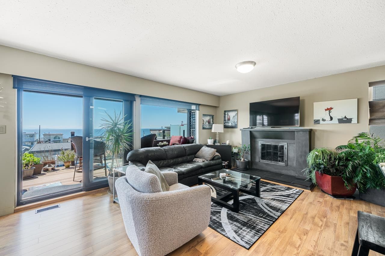 15556 Columbia Avenue, White Rock
