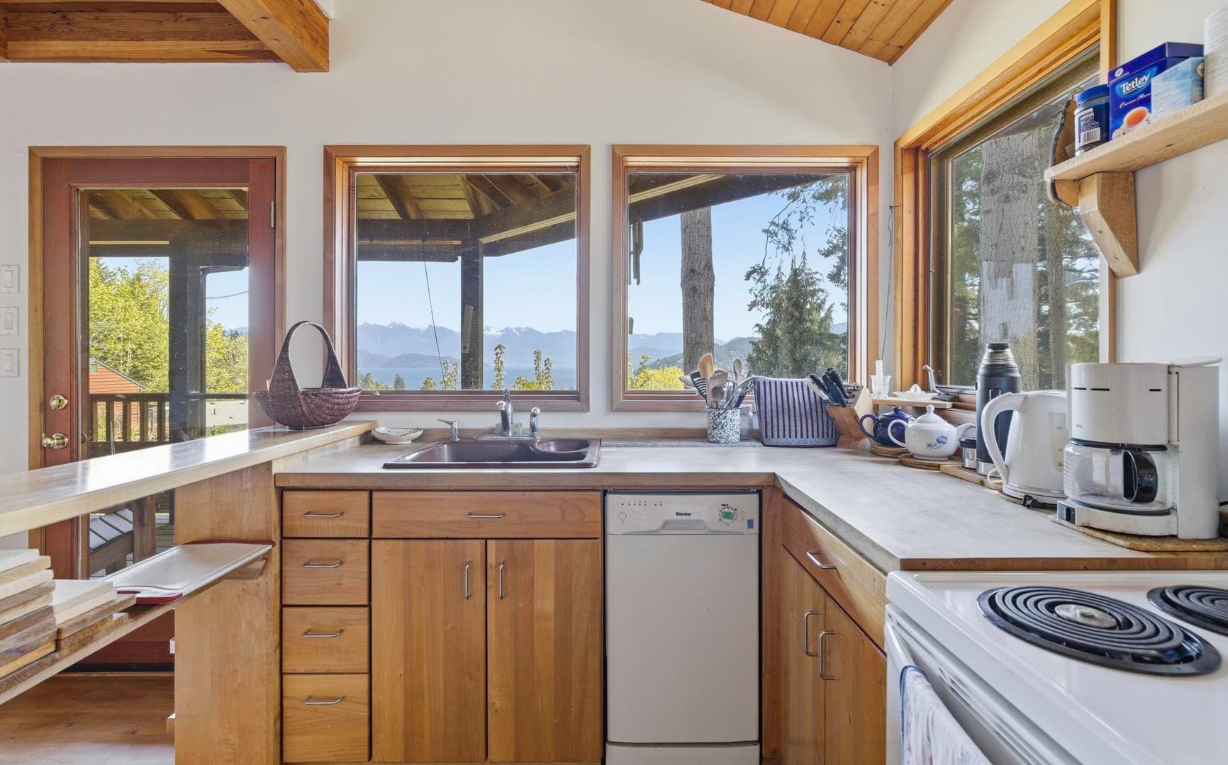 528 Harvey Road, Gibsons, V0N 1V1 — photo 4