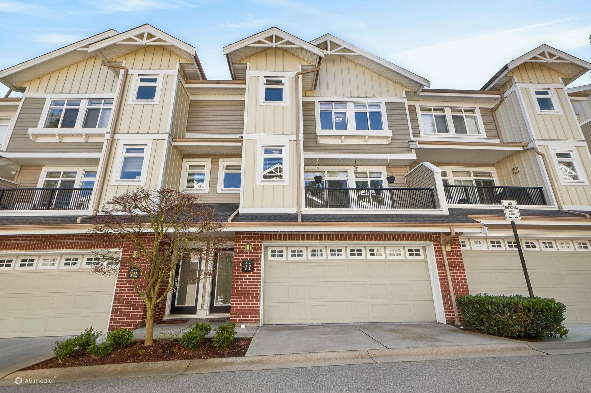 11 - 2925 King George Boulevard, Surrey, V4P 1B8 — photo 1