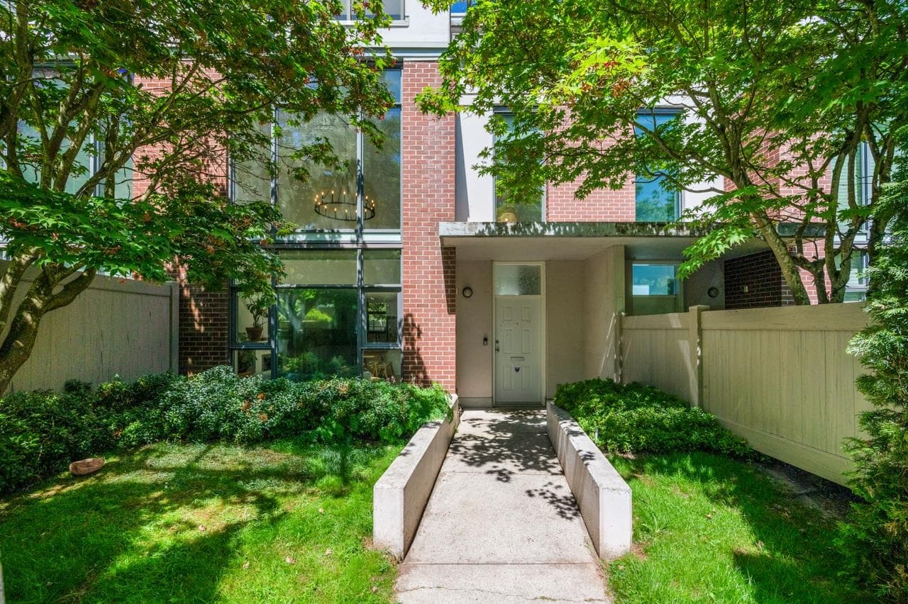 7021 17th Avenue, Burnaby, V3N 1K6 — photo 2