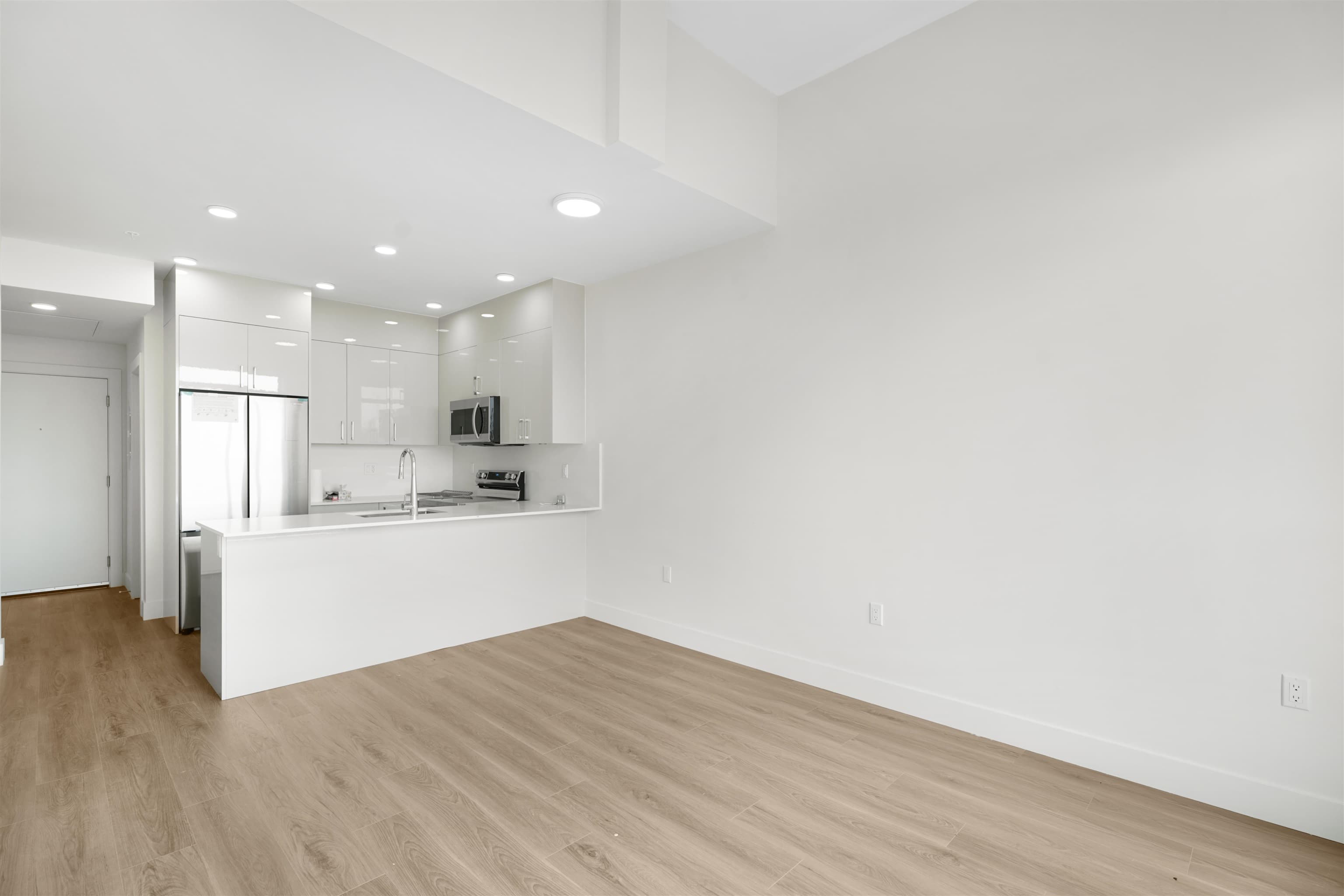 609 - 15739 Fraser Highway, Surrey, V4N 6V4 — photo 1
