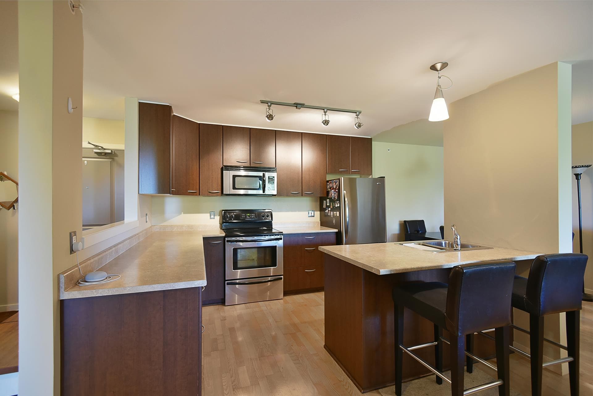403 - 5631 Inlet Avenue, Sechelt, V7Z 0J1 — photo 2