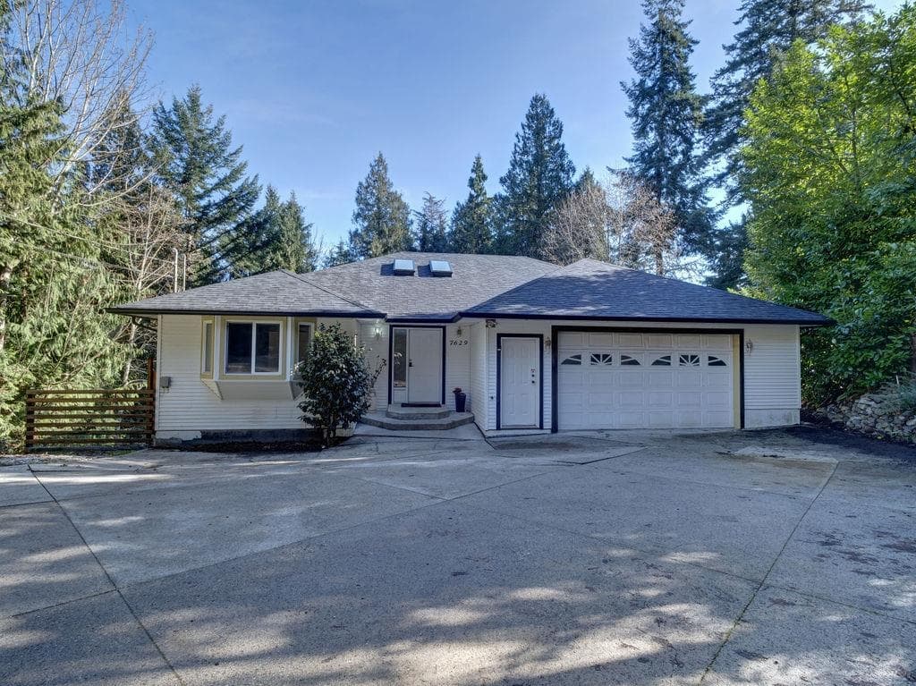7629 Redrooffs Road, Halfmoon Bay