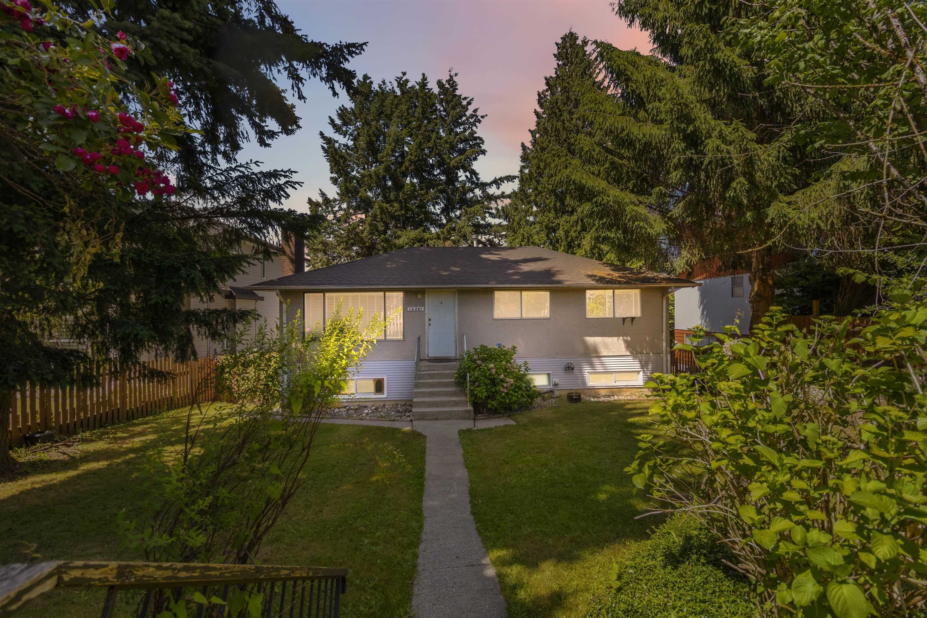 12301 99a Avenue, Surrey, V3V 2R3 — photo 1
