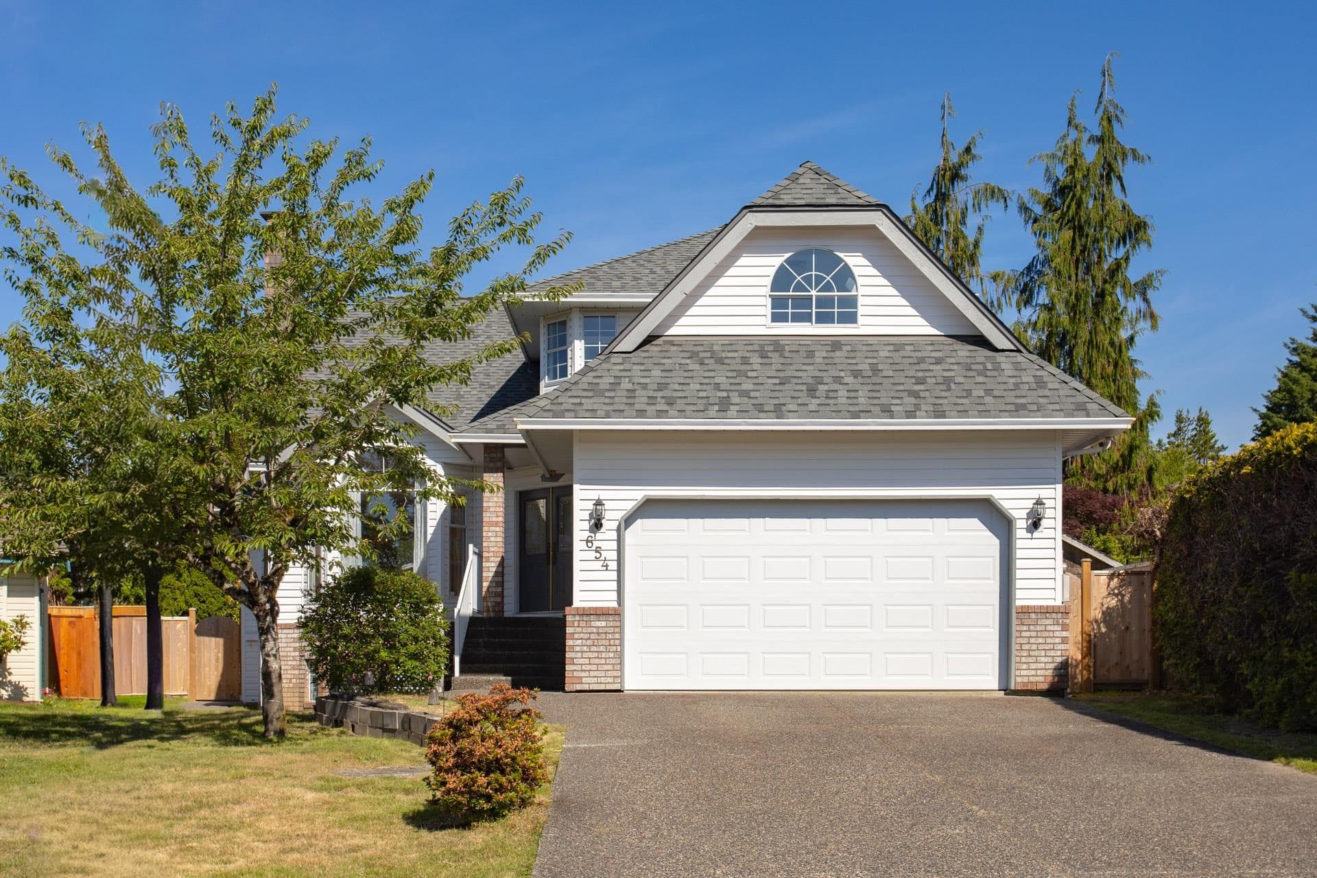 654 Walnut Place, Coquitlam, V3J 7T5 — photo 1