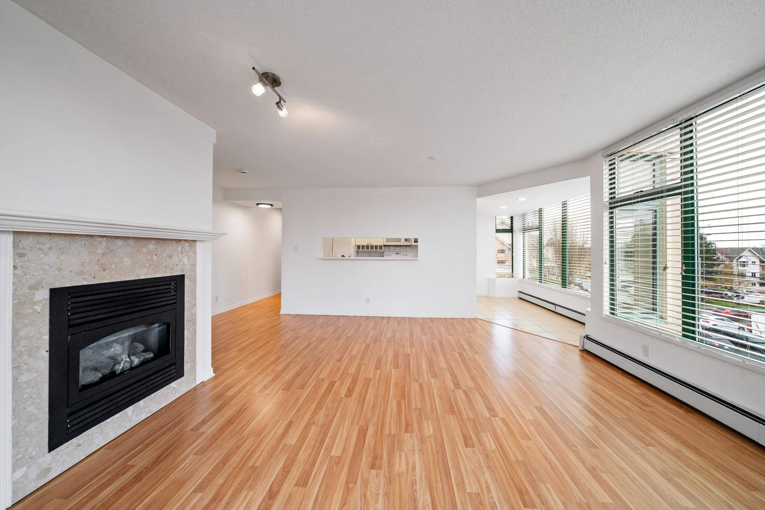 303 - 15466 North Bluff Road, White Rock, V4B 3G1 — photo 4