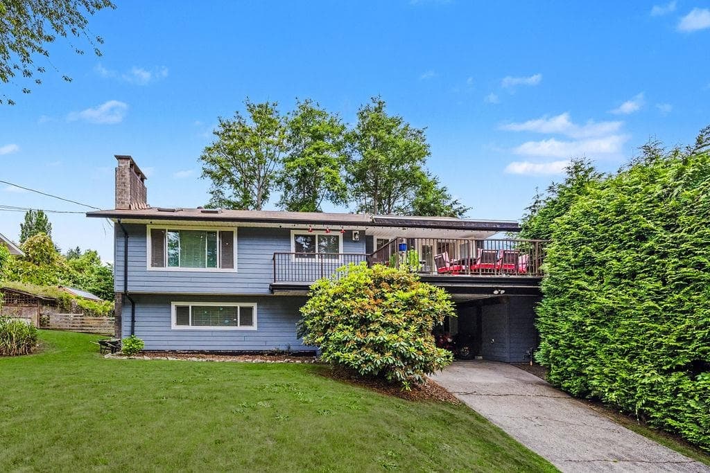 1102 Grandview Road, Gibsons, V0N 1V3 — photo 1