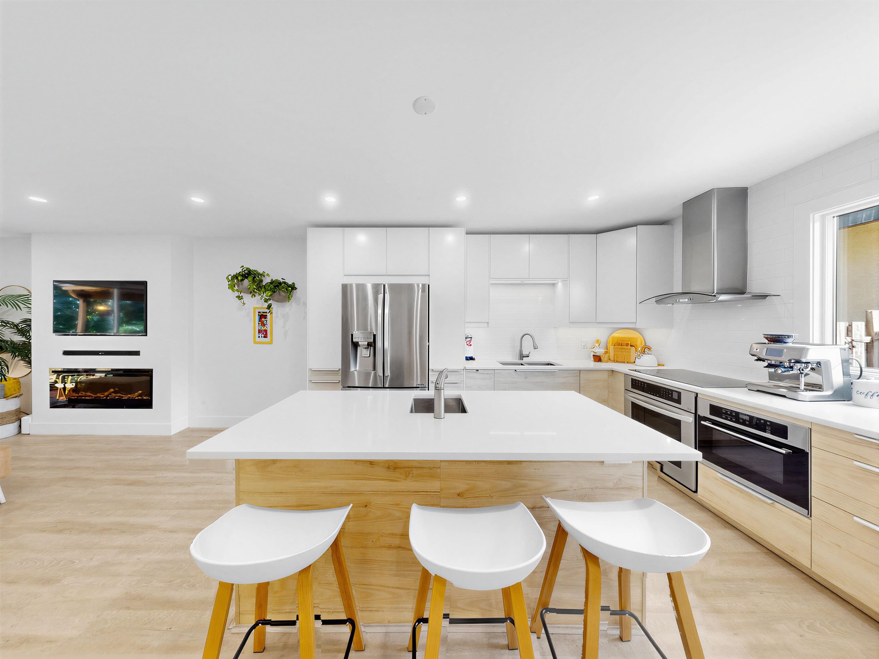 1270 Premier Street, North Vancouver, V7J 2H4 — photo 1