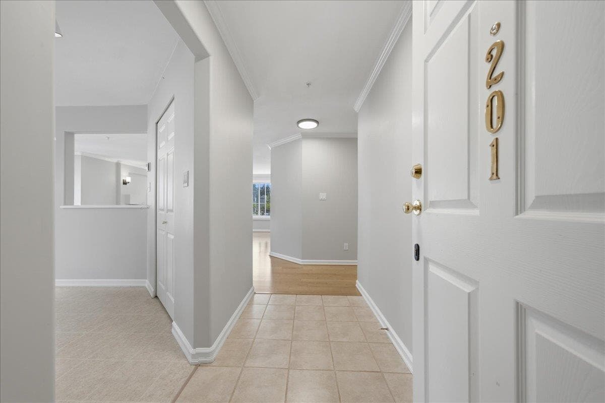 201 - 2772 Clearbrook Road, Abbotsford, V2T 6N6 — photo 3
