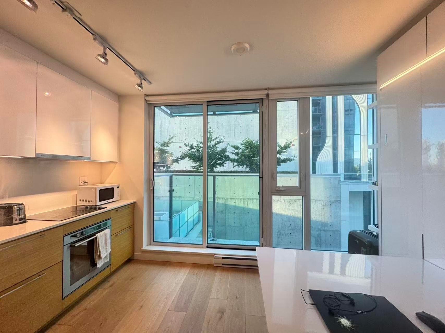 16xx - 13438 Central Avenue, Surrey, V3T 0N2 — photo 3