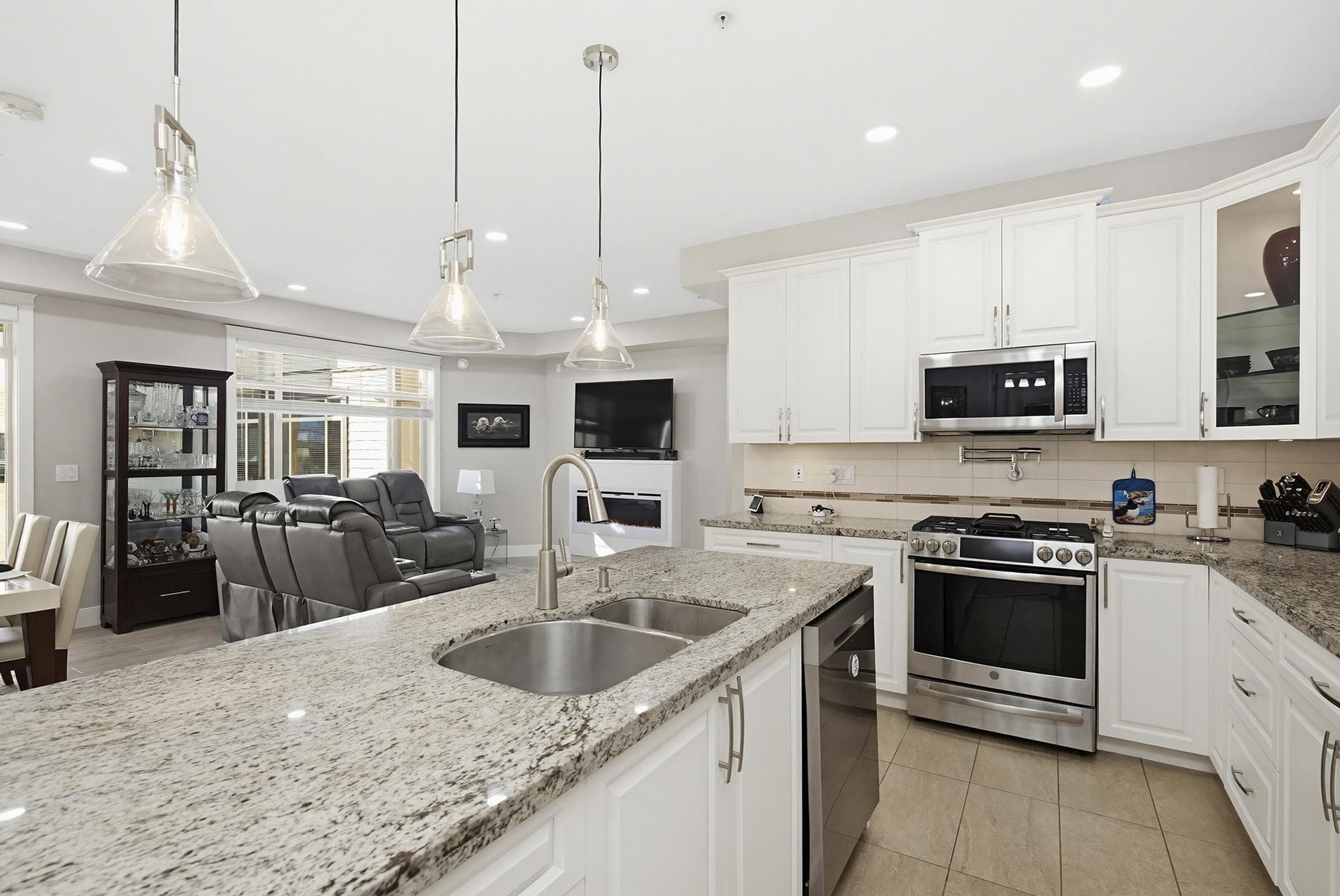 401 - 32445 Simon Avenue, Abbotsford, V2T 0G7 — photo 4