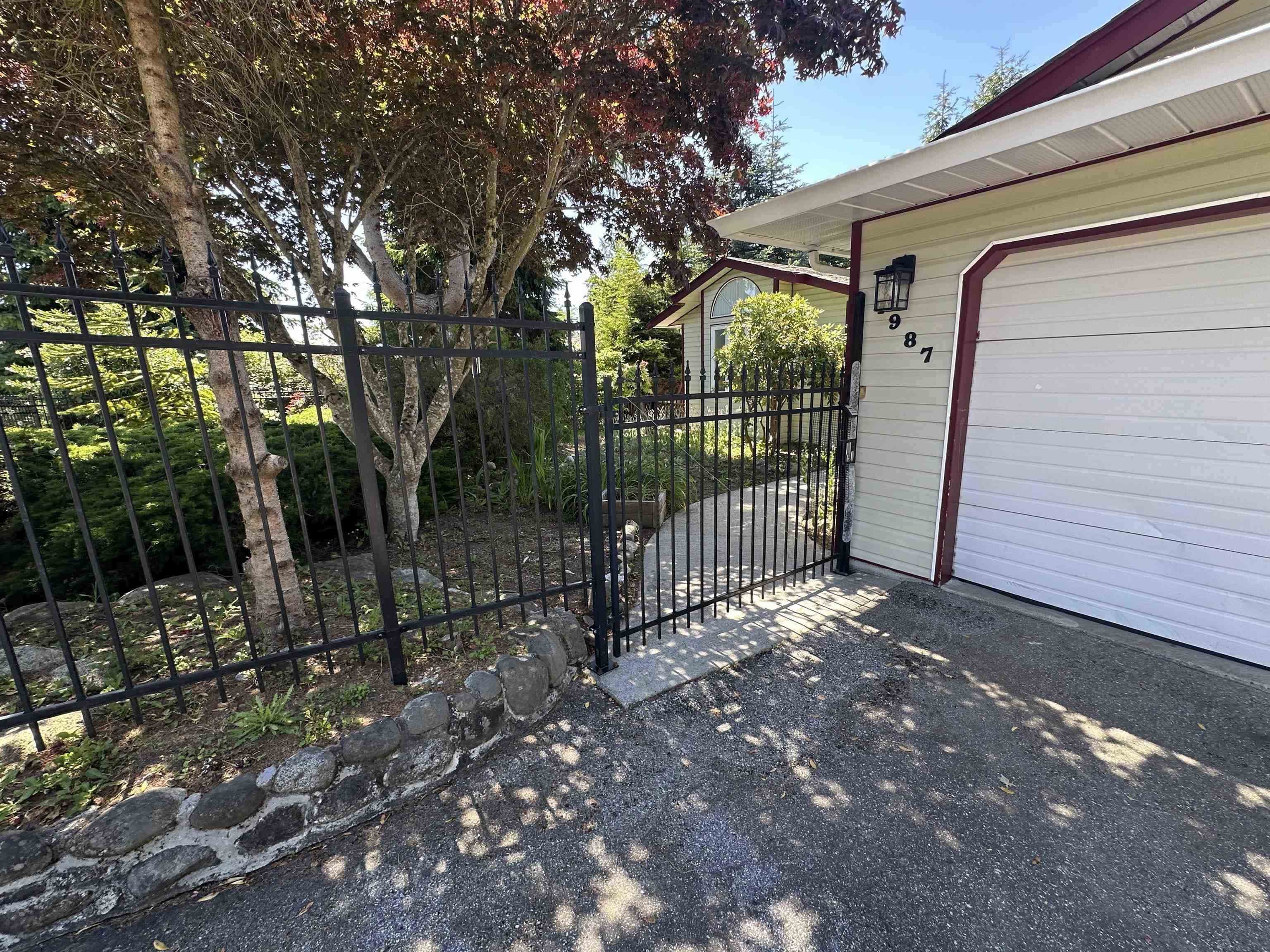 4987 Laurel Avenue, Sechelt, V7Z 0B9 — photo 2