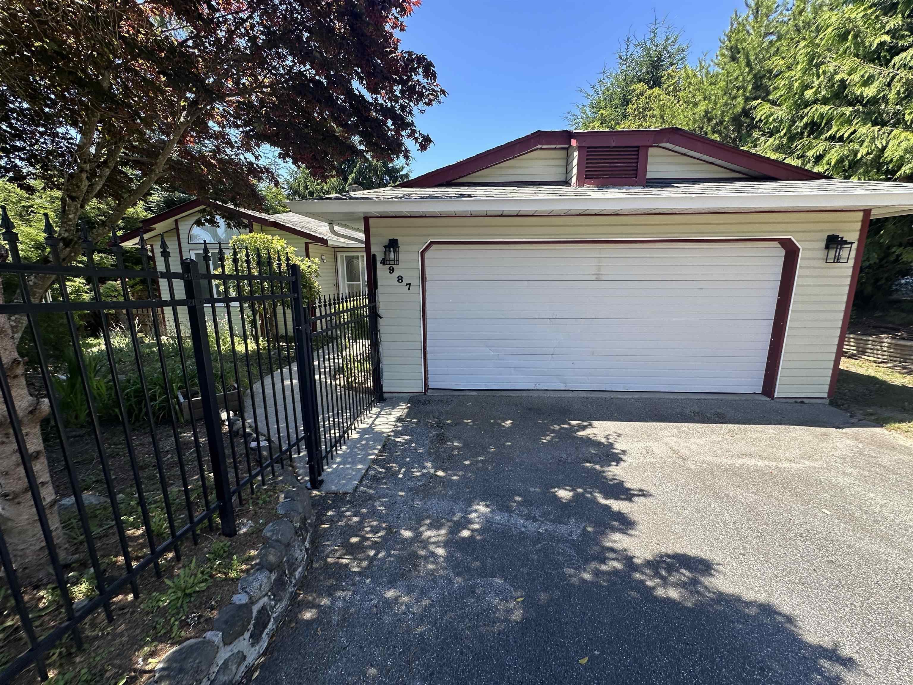 4987 Laurel Avenue, Sechelt, V7Z 0B9 — photo 3