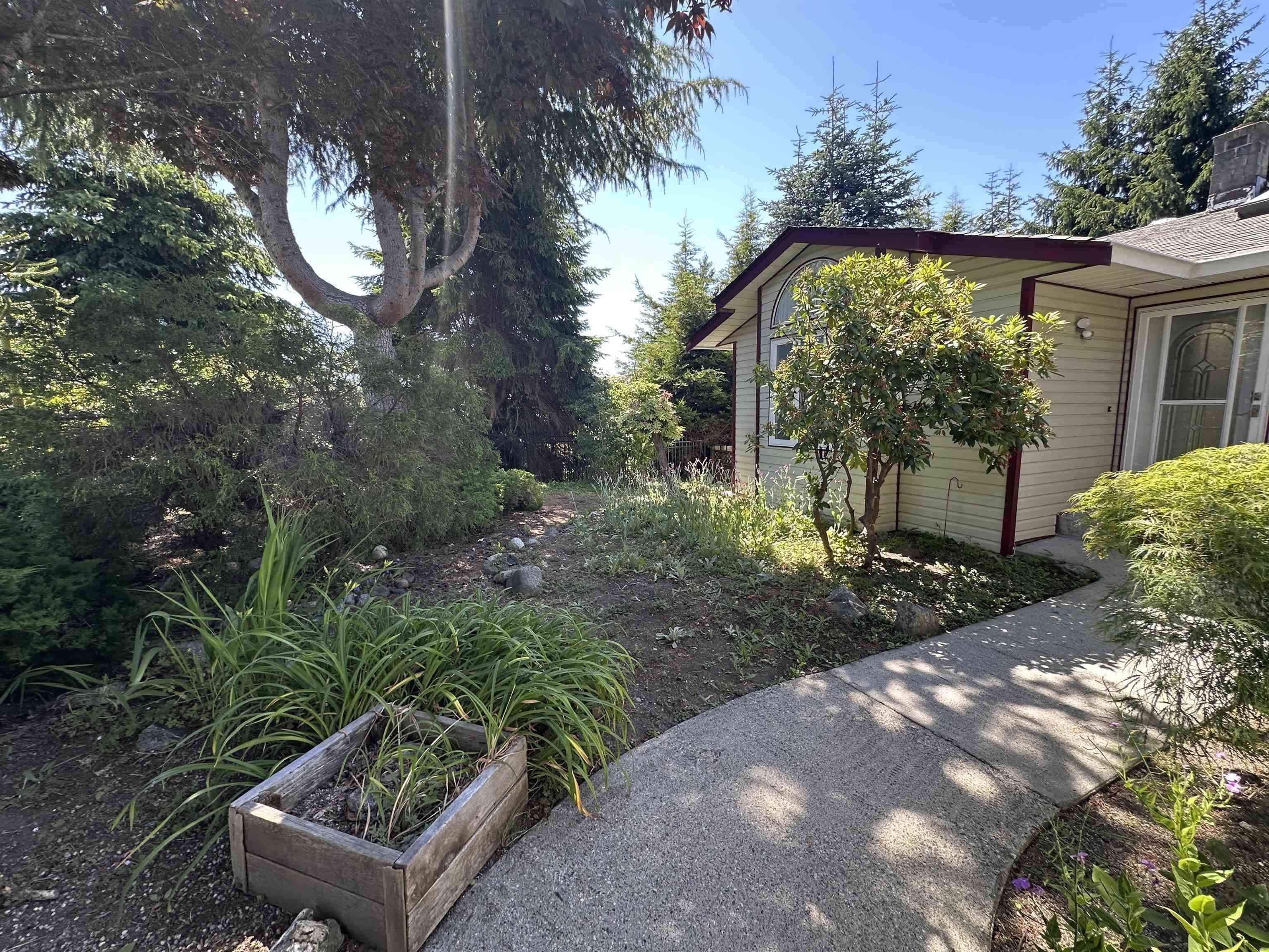 4987 Laurel Avenue, Sechelt, V7Z 0B9 — photo 1