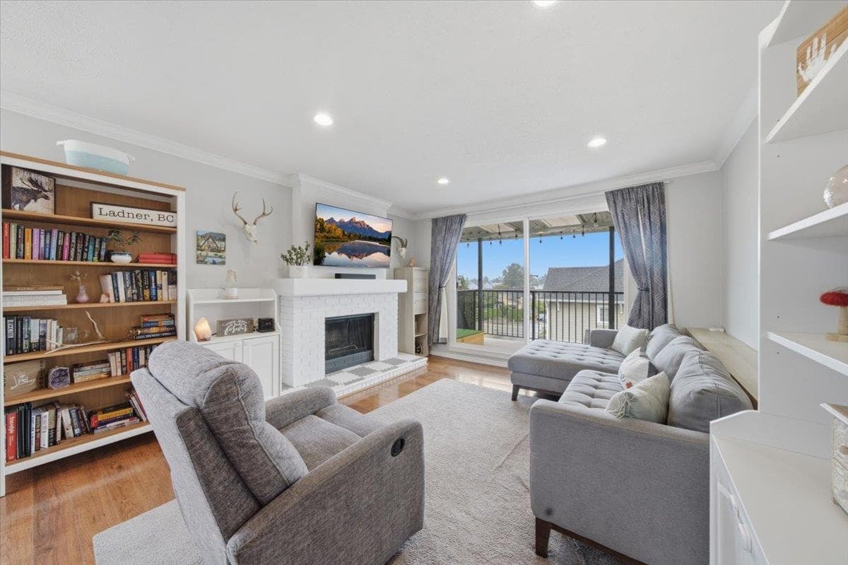 302 - 4926 48 Avenue, Delta, V4K 1V3 — photo 1