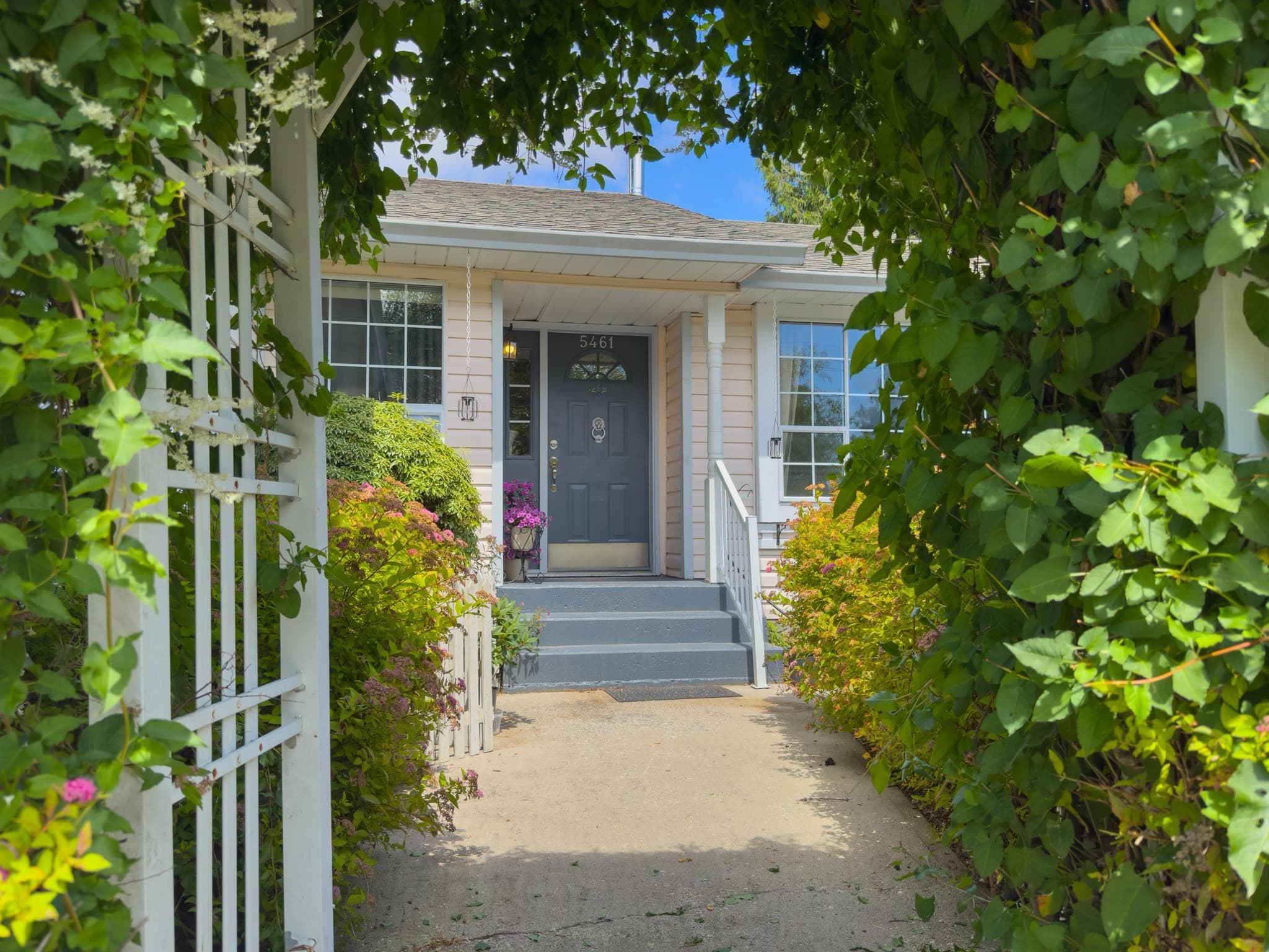 5461 Carnaby Place, Sechelt, V0N 3A7 — photo 2