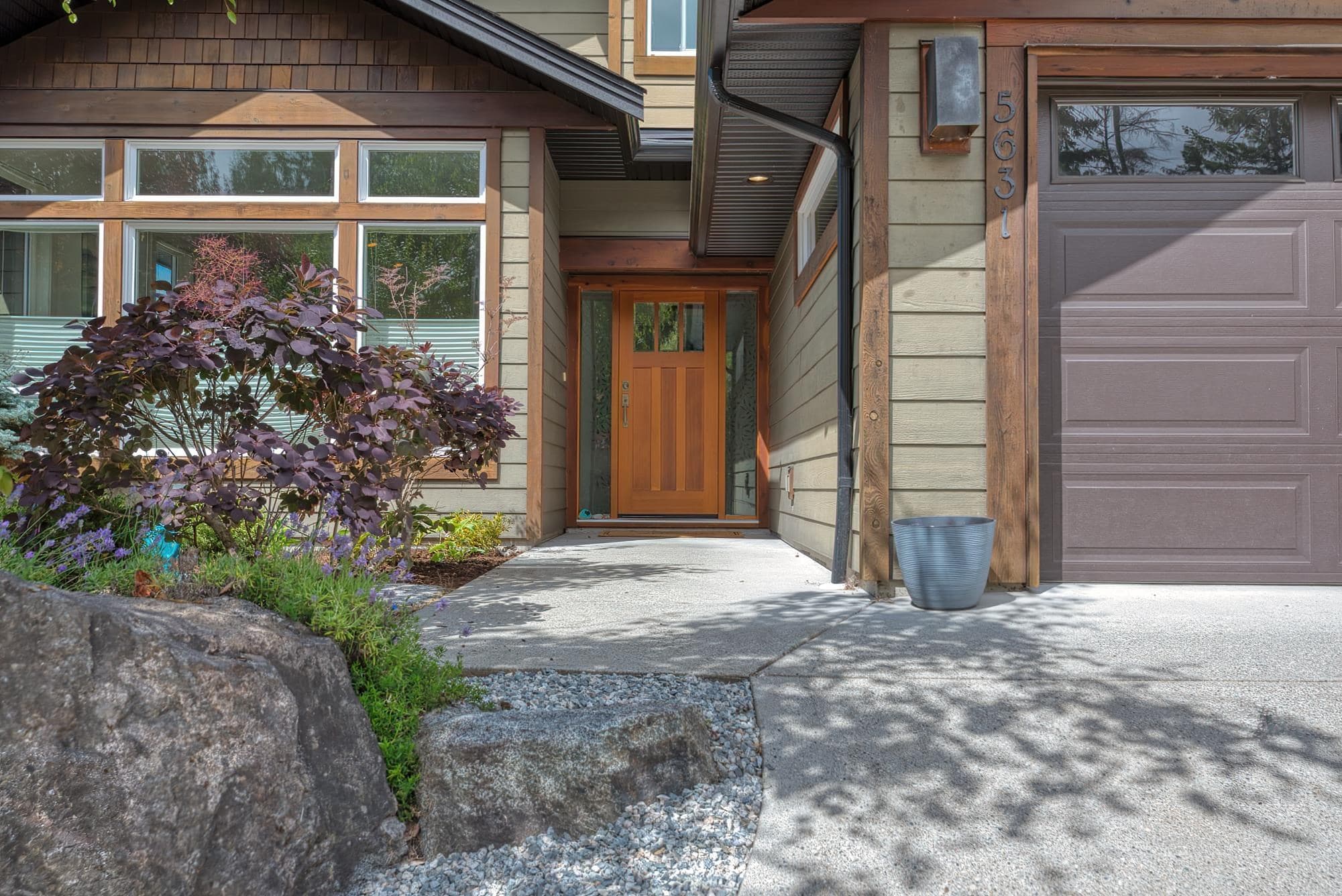 5631 Page Road, Sechelt, V7Z 0N7 — photo 2