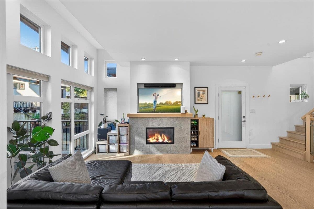 2 - 252 E 19th Street, North Vancouver