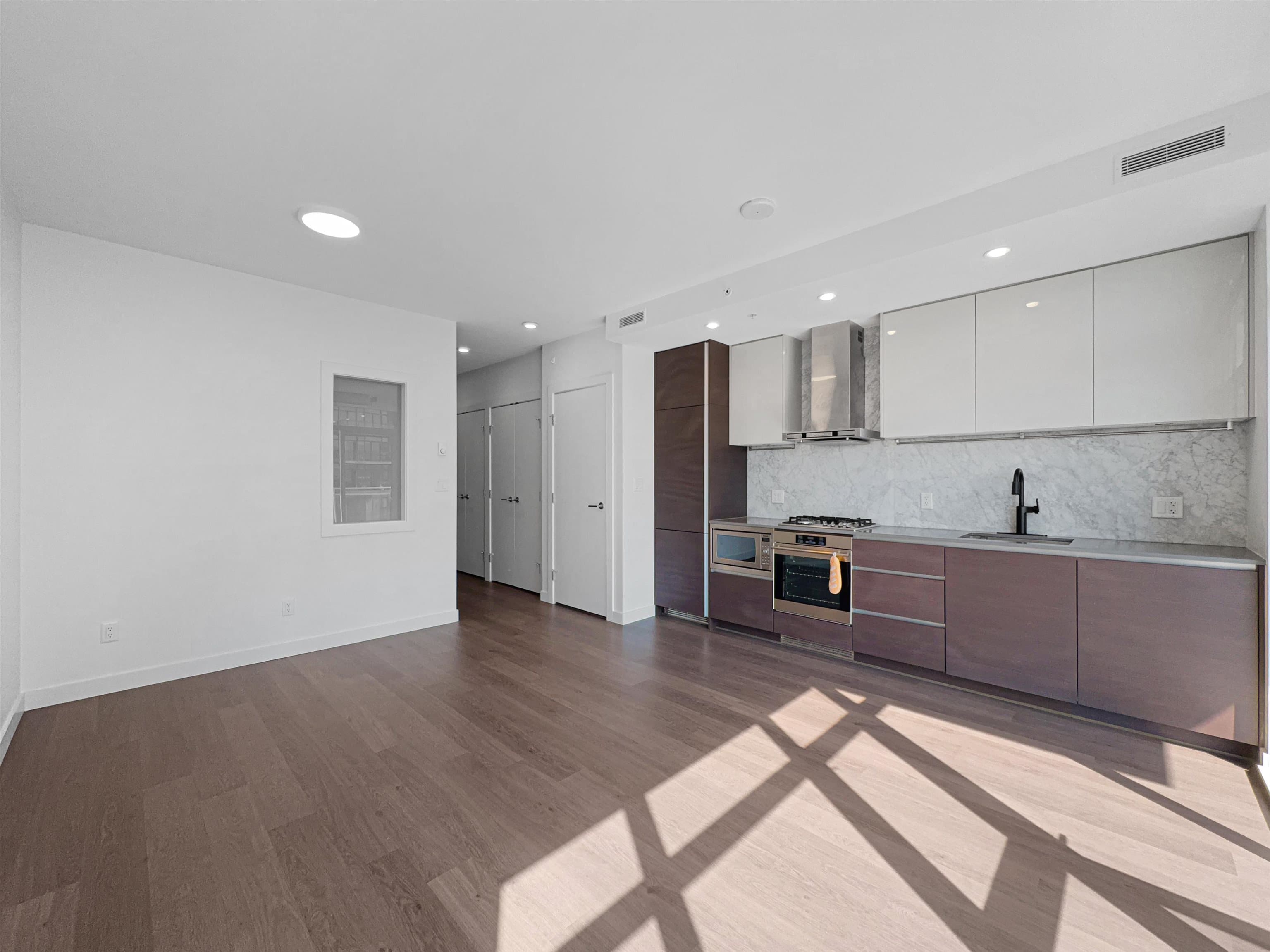 9xx - 4670 Assembly Way, Burnaby, V5H 0H3 — photo 2